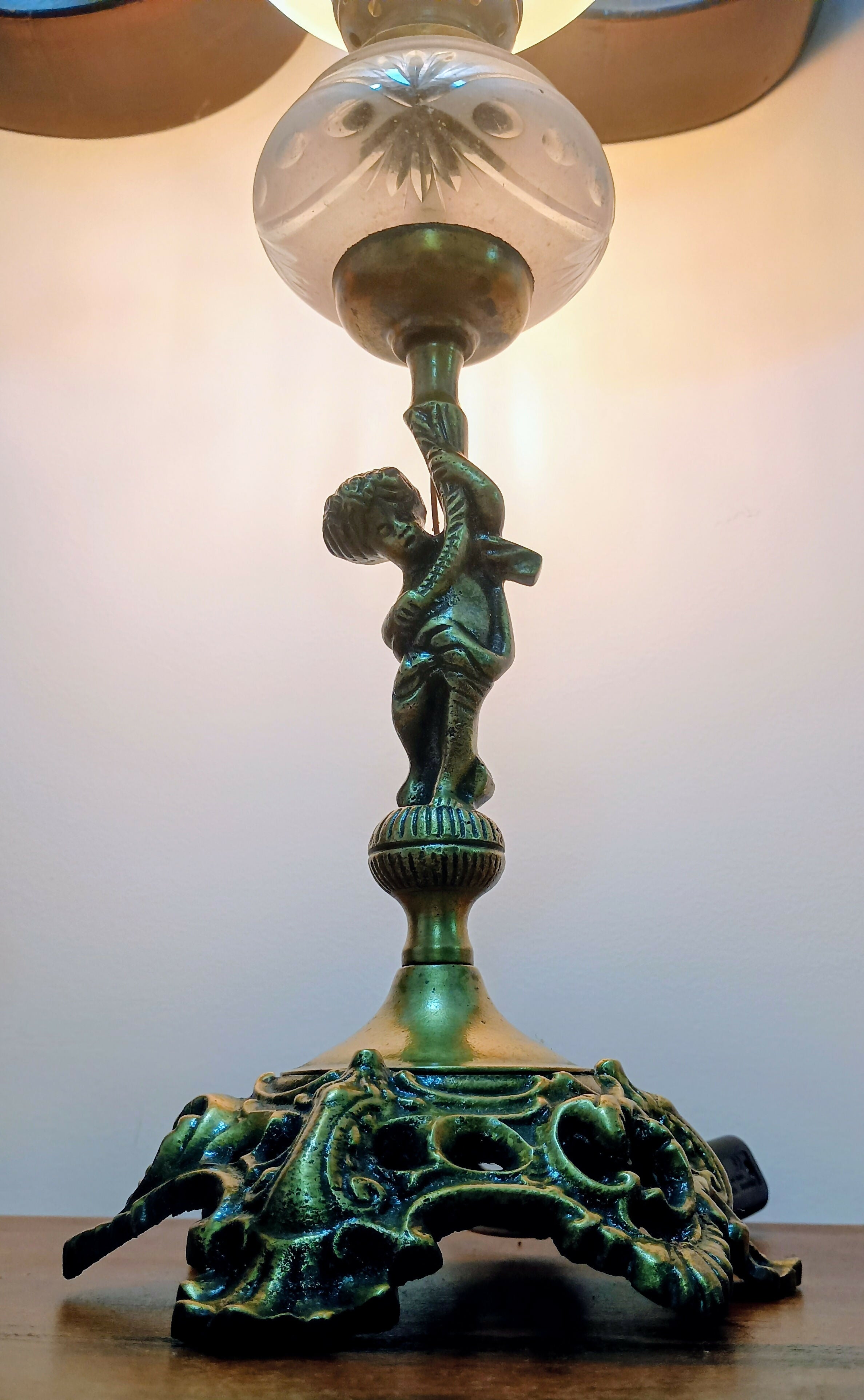 Abajur Antigo Escultural com Querubim – Bronze/Latão e Vidro Lapidado – 50 cm