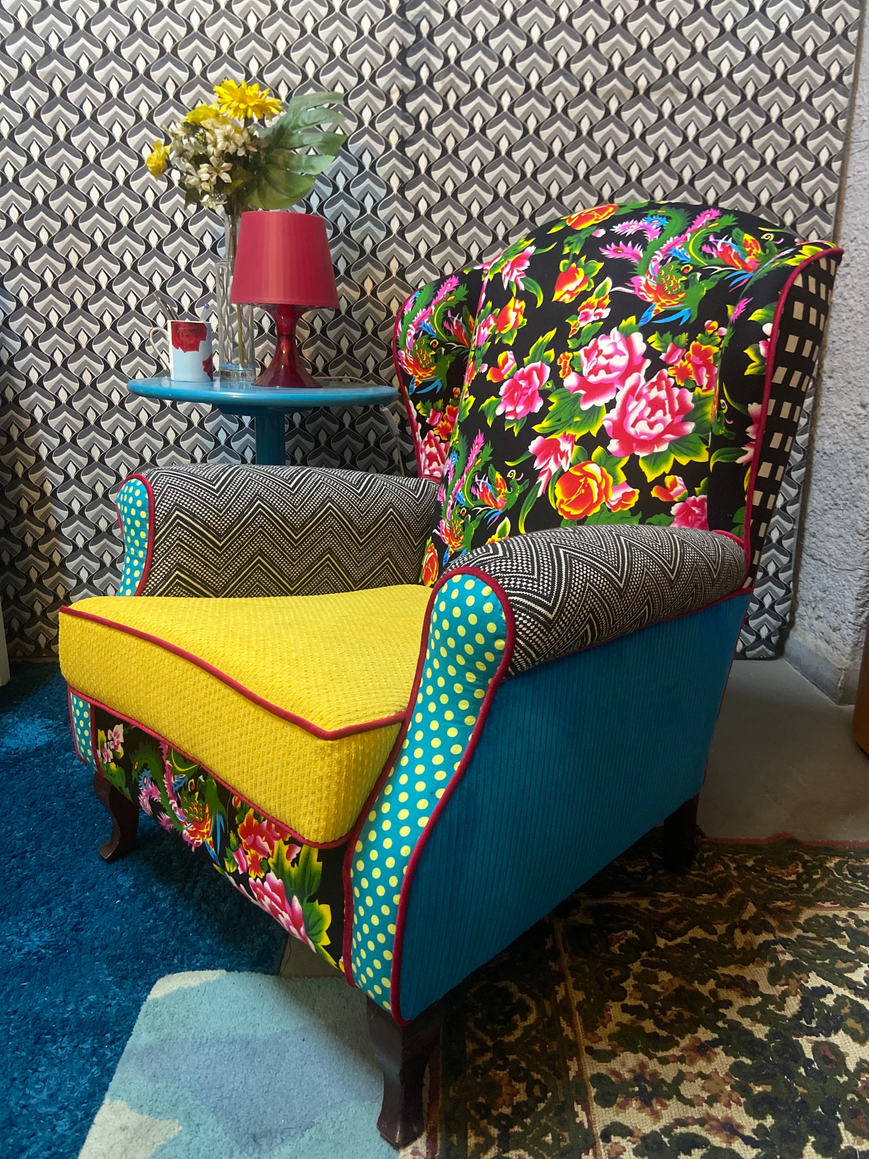 Poltrona Bergere Fiesta com tecidos estampados coloridos e assento amarelo 