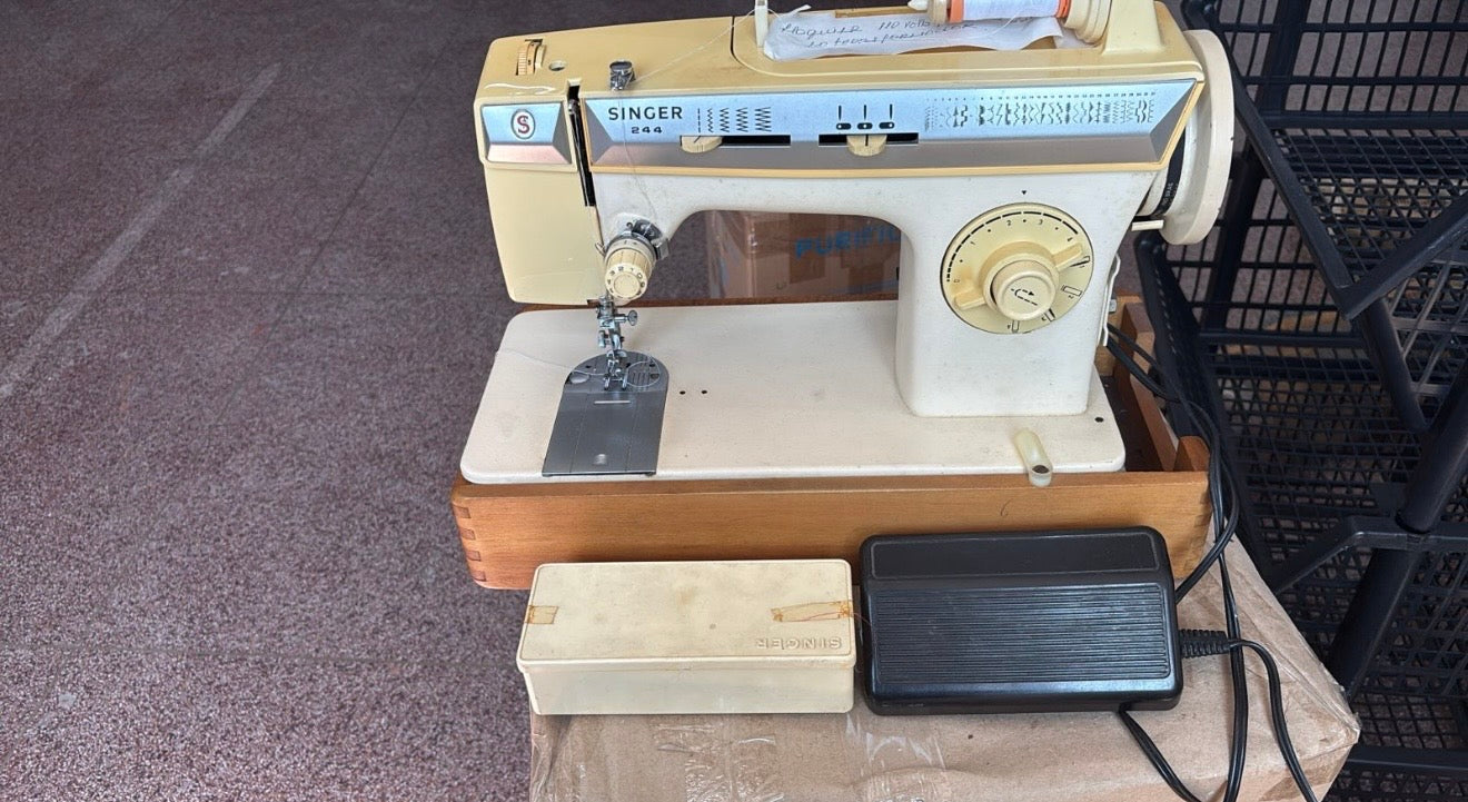 Máquina de Costura Singer