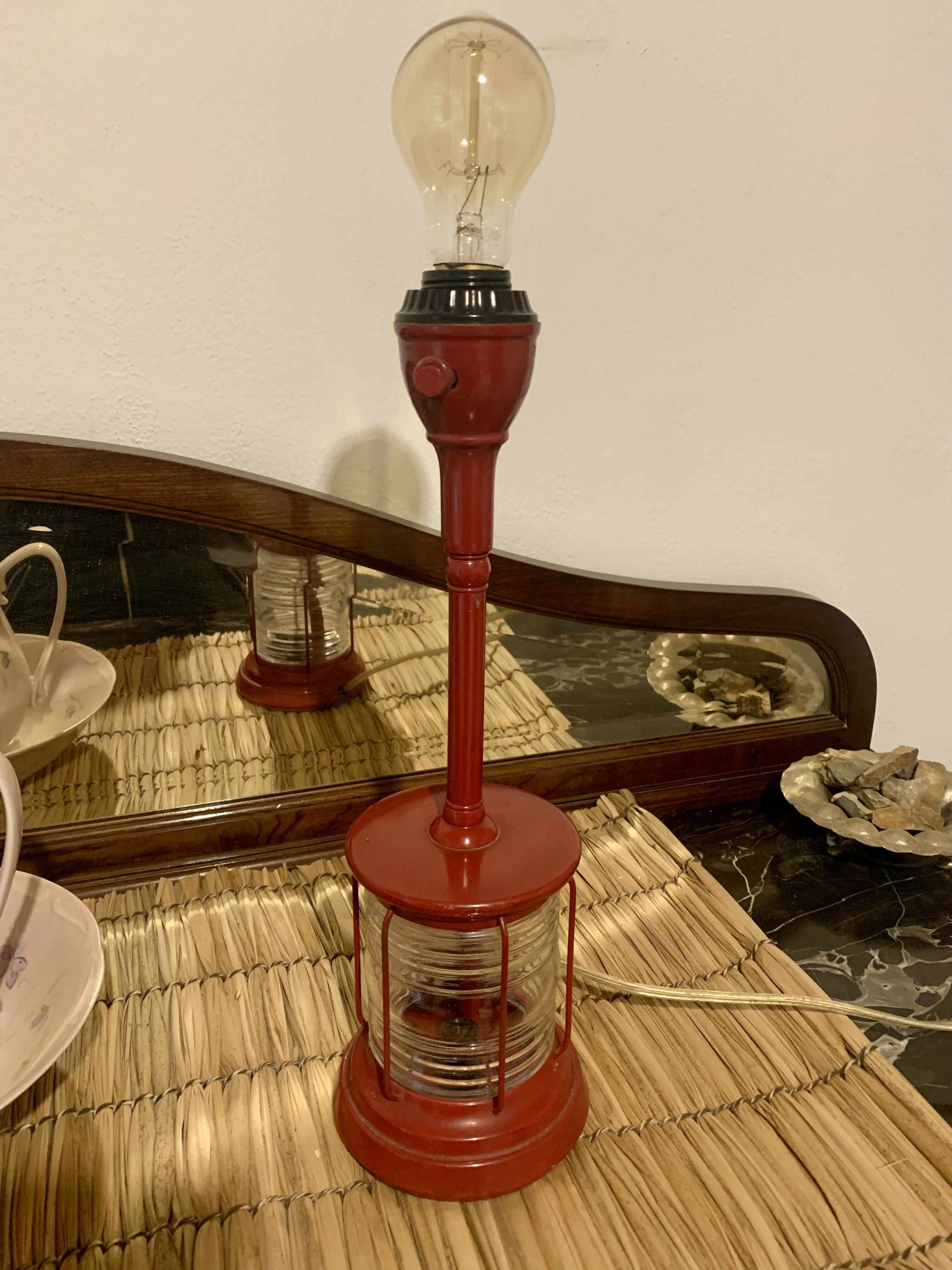 Abajur antigo com farol de barco