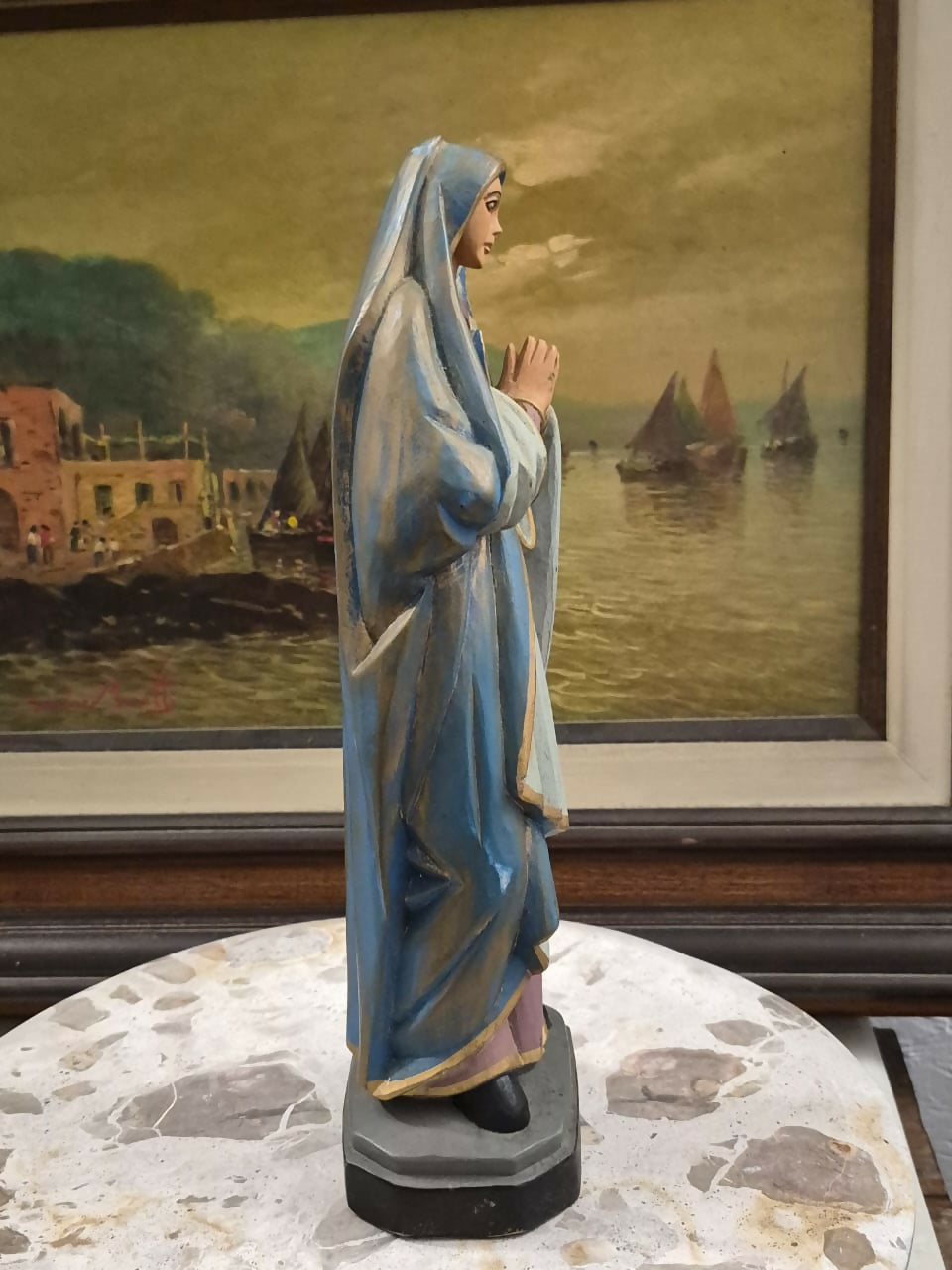 Escultura talhada em madeira, assinada pelo santeiro José Bezerra, representando Nossa Senhora das Dores, com policromia esmaltada.