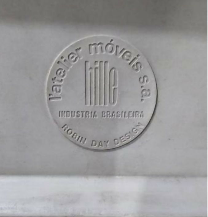 Cadeira Hille bege com braço, assinada por Robin Day e confeccionada pela L&