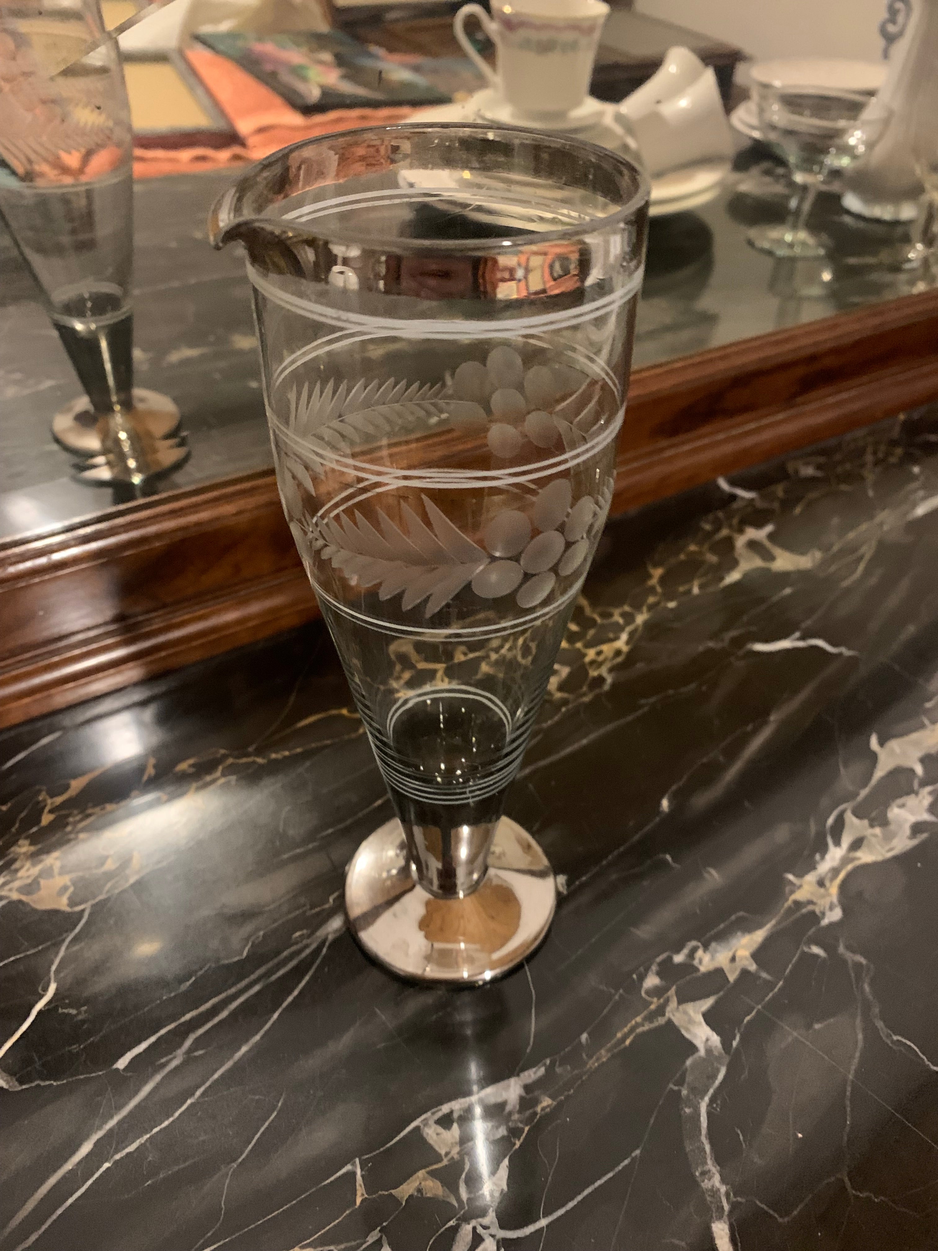 Antiga e maravilhosa taça para dosar e preparar drinks em demi cristal