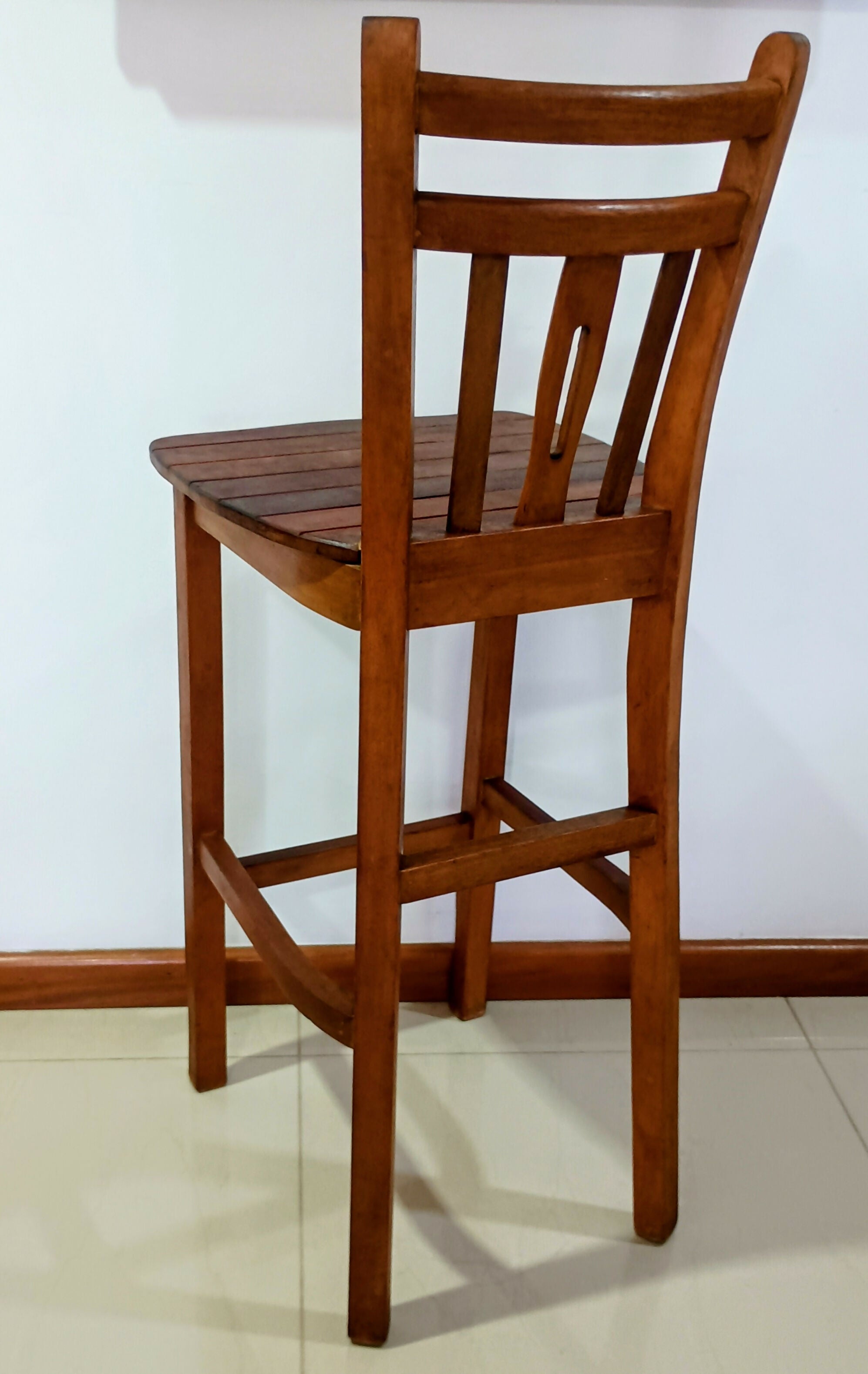 Banqueta Alta de Madeira Maciça – Década de 80