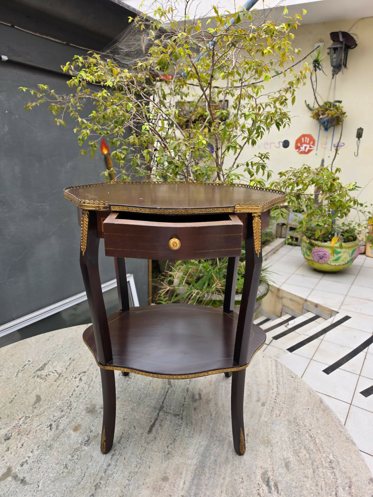 Mesa lateral estilo inglesa com detalhes em latão