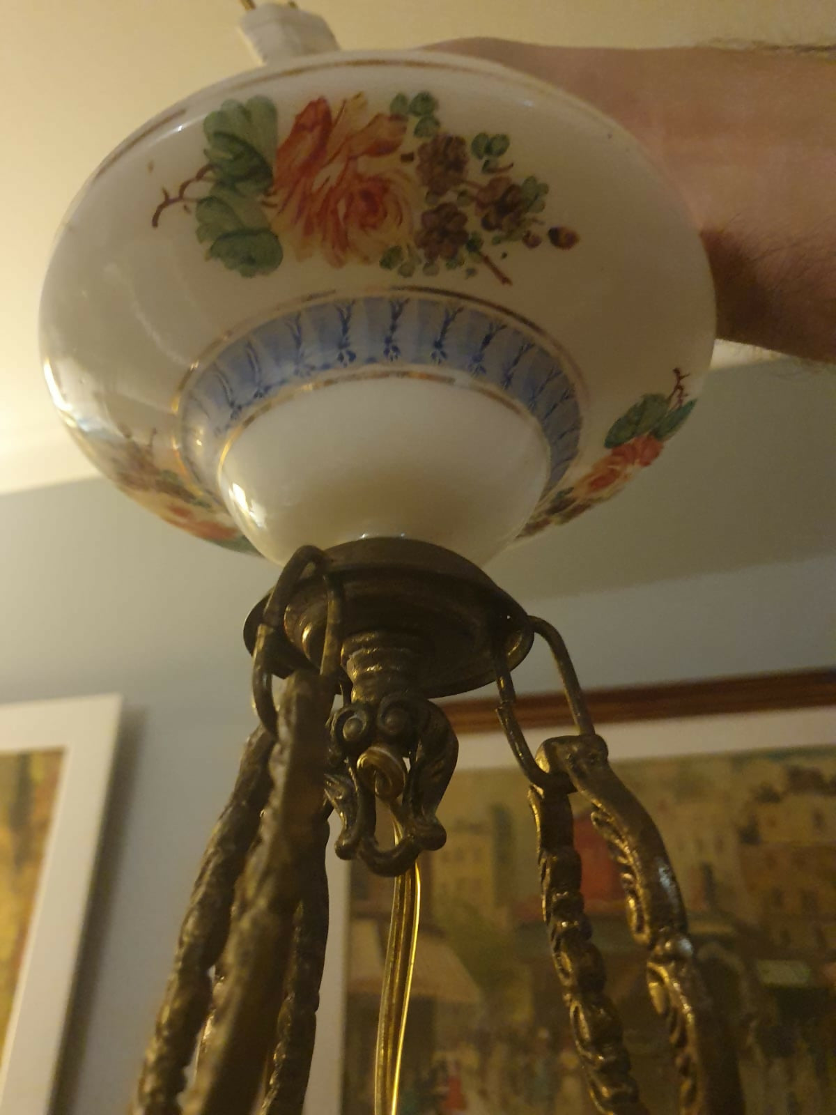 Antiga luminária pendente de teto em opalina branca pintada a mão com estrutura em bronze