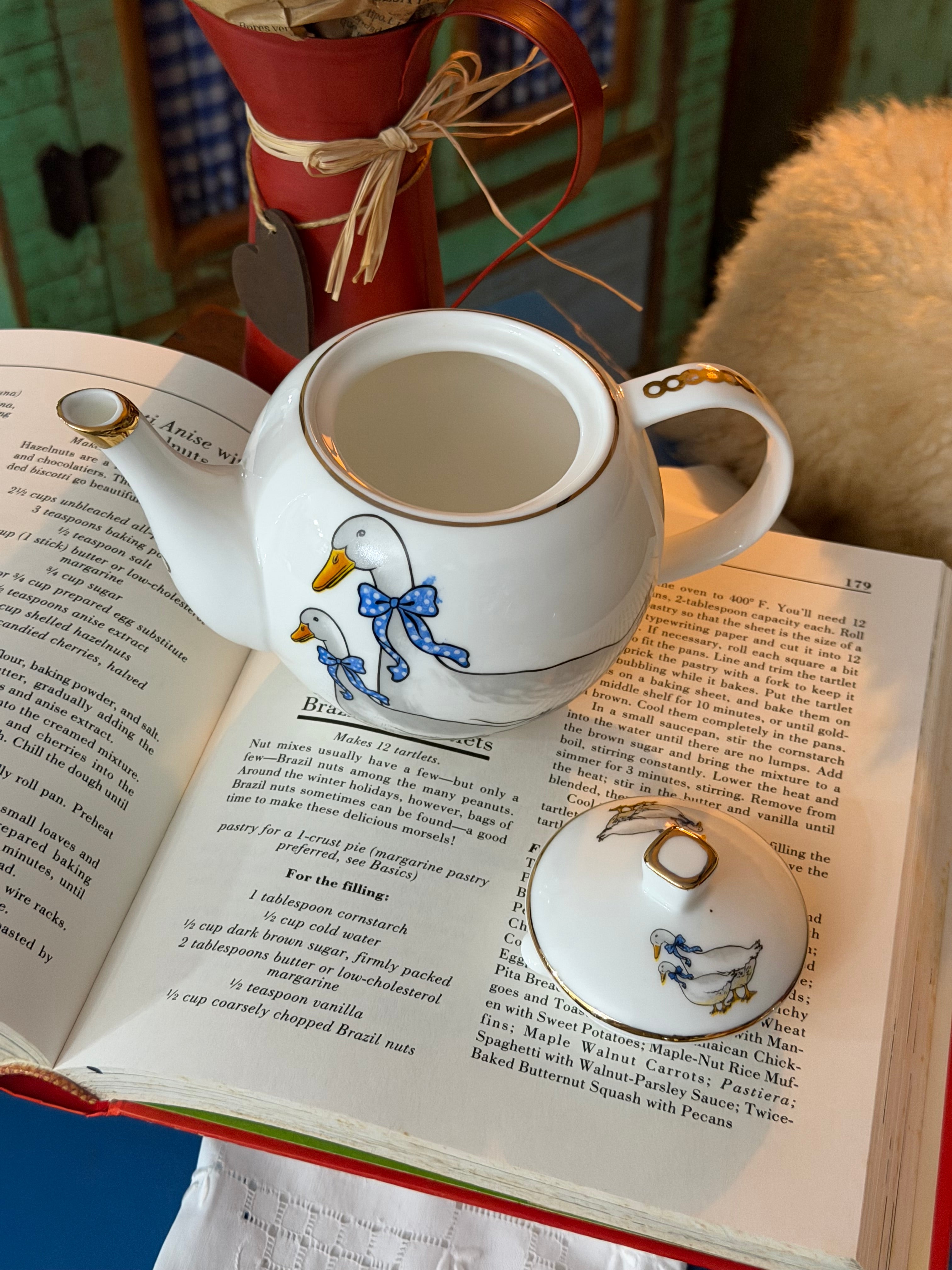 Bule porcelana com tema de patinhos com frisos dourados