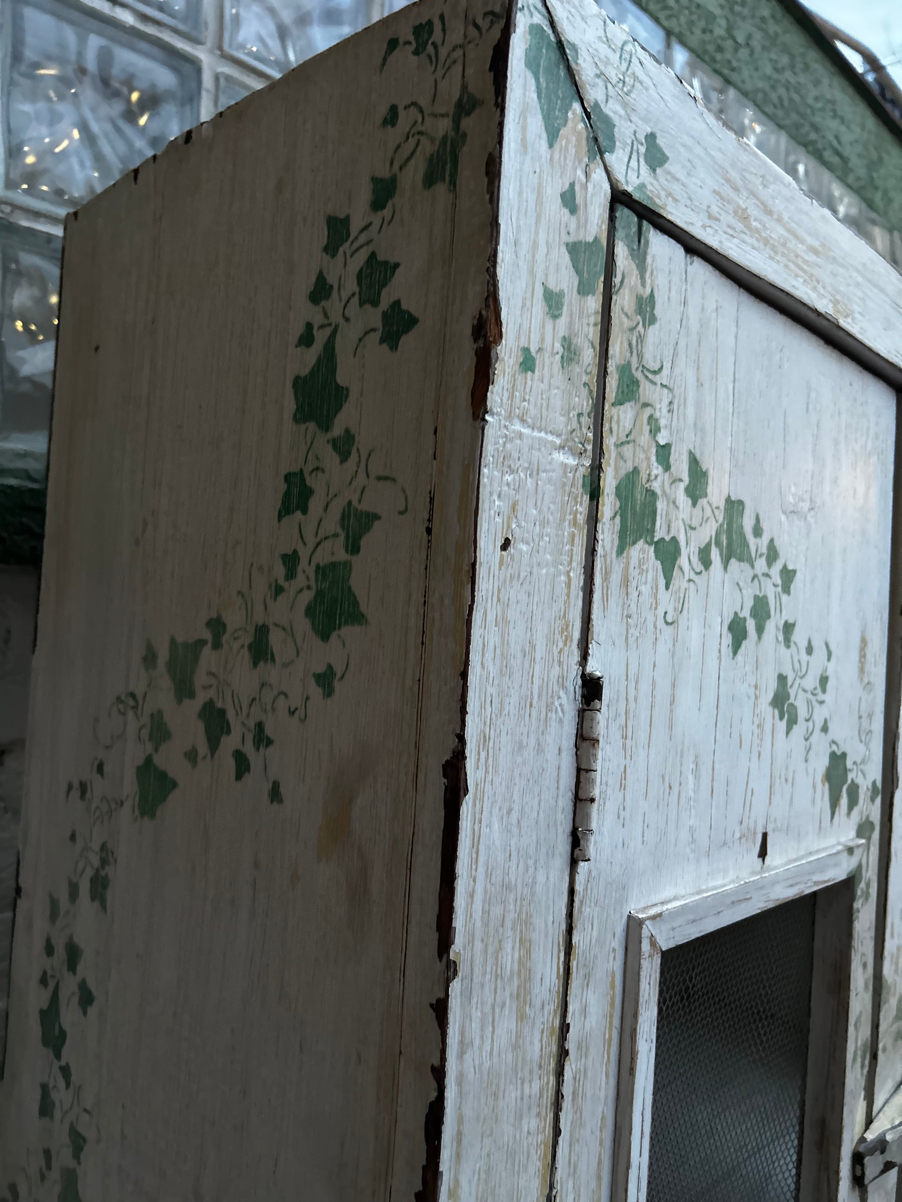 Armário antigo em madeira com pátina com duas portas 