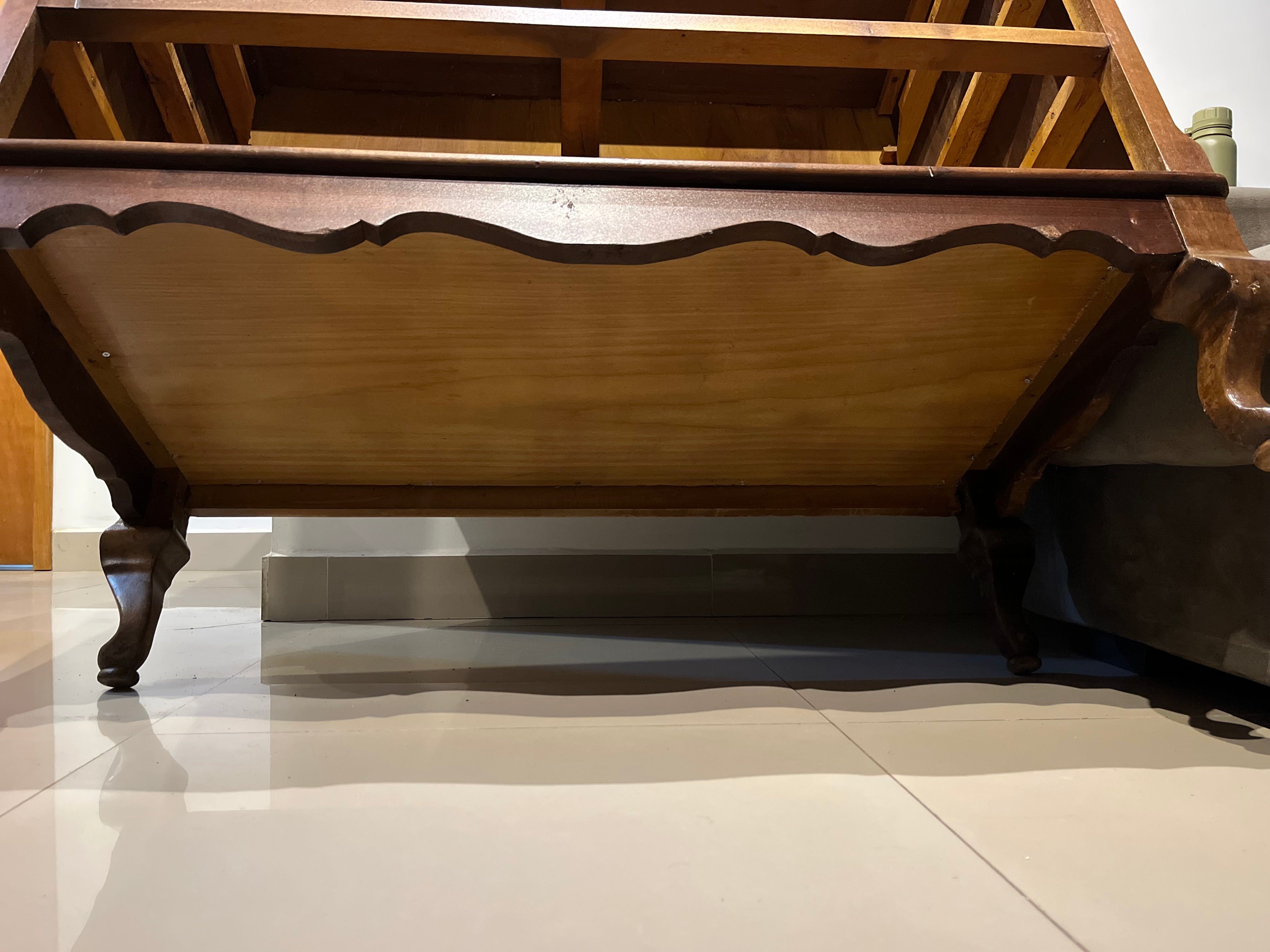 Linda Cômoda Restaurada - Luiz XV com detalhes entalhados 