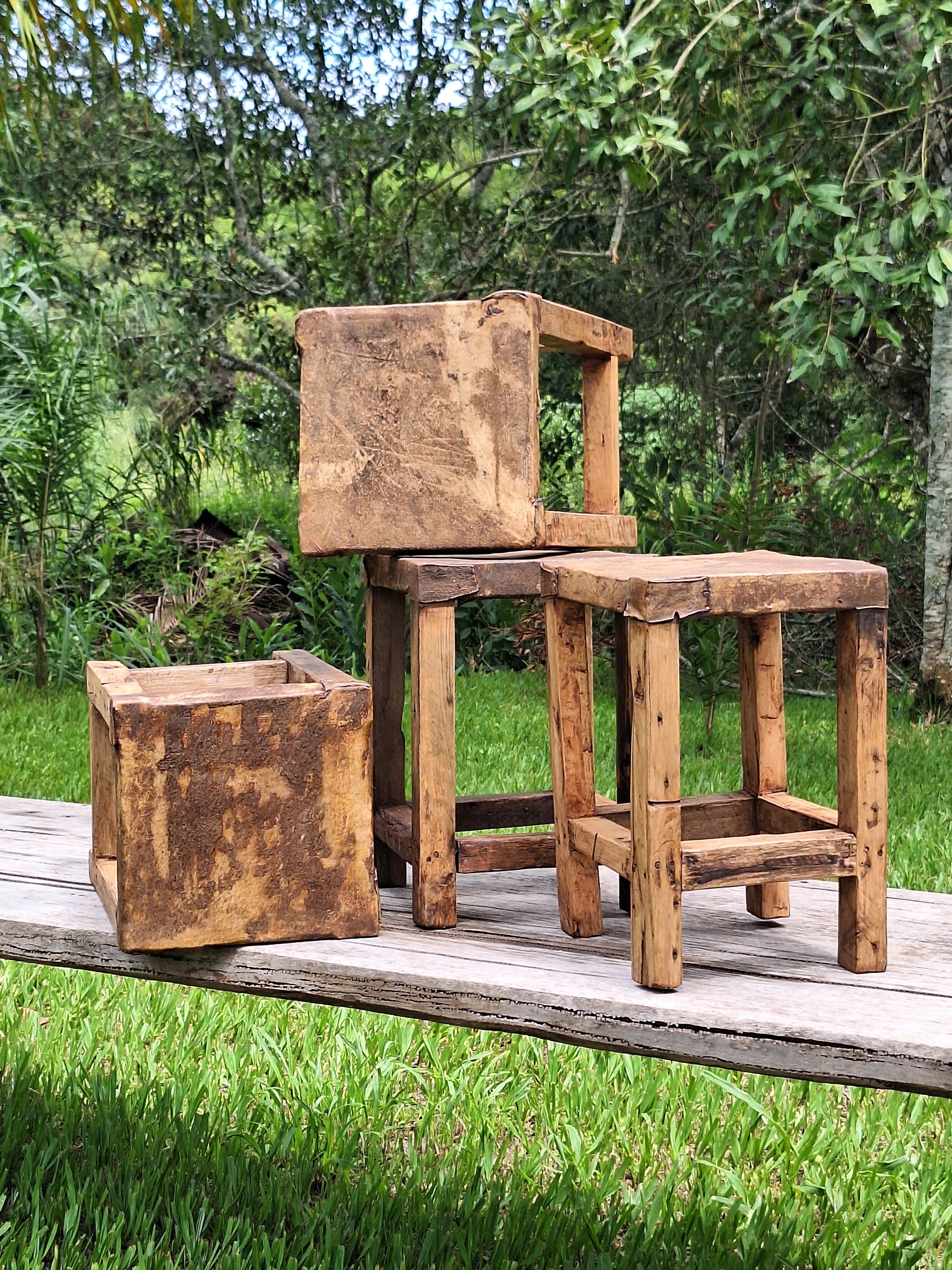 Antigo Banco de Couro Quadrado em Madeira Maciça Garimpo Mineiro (valor unitário)