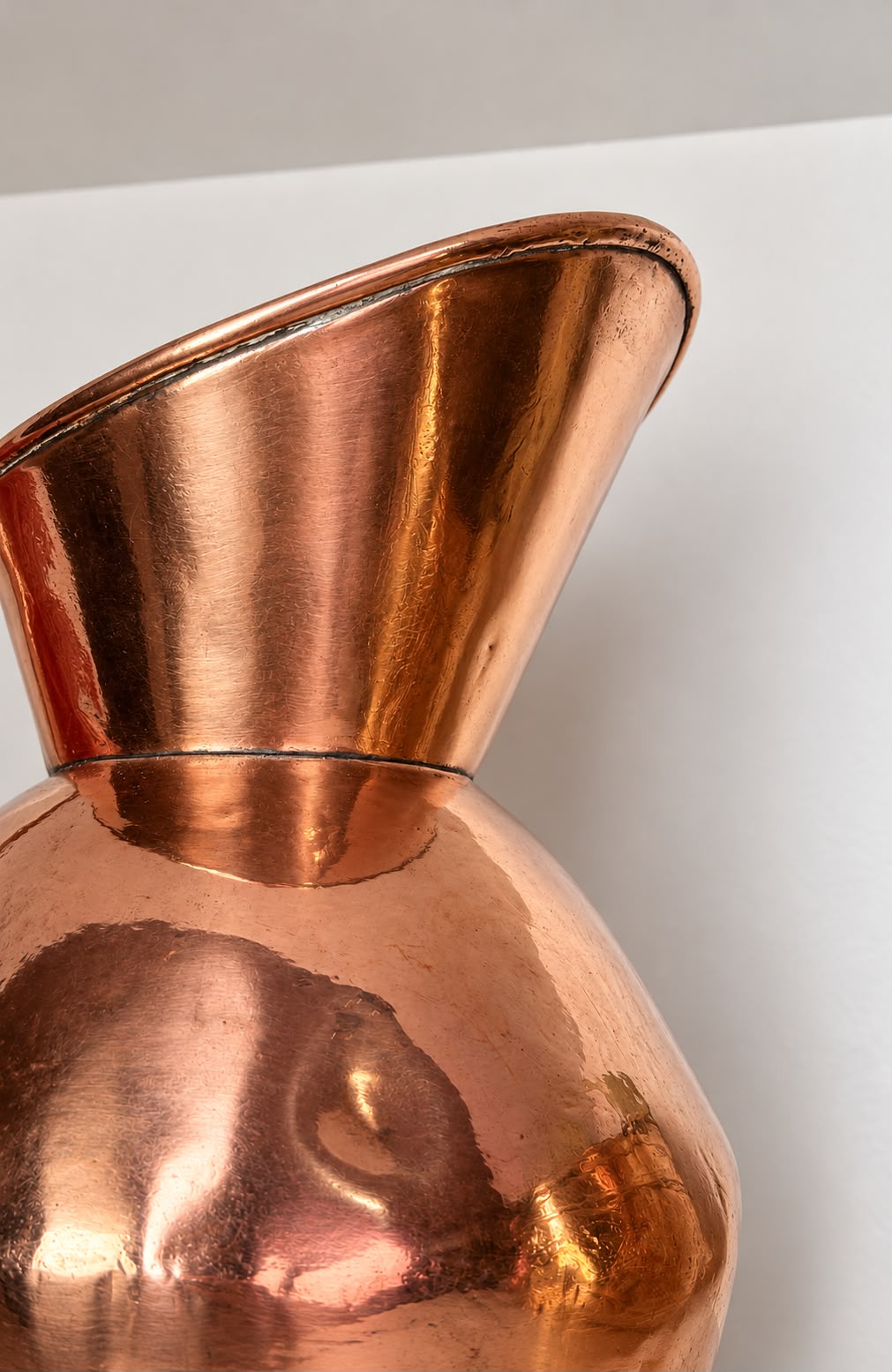 Grande Jarra Decorativa / Vaso em Cobre Polido com Corpo Arredondado e Bico Inclinado