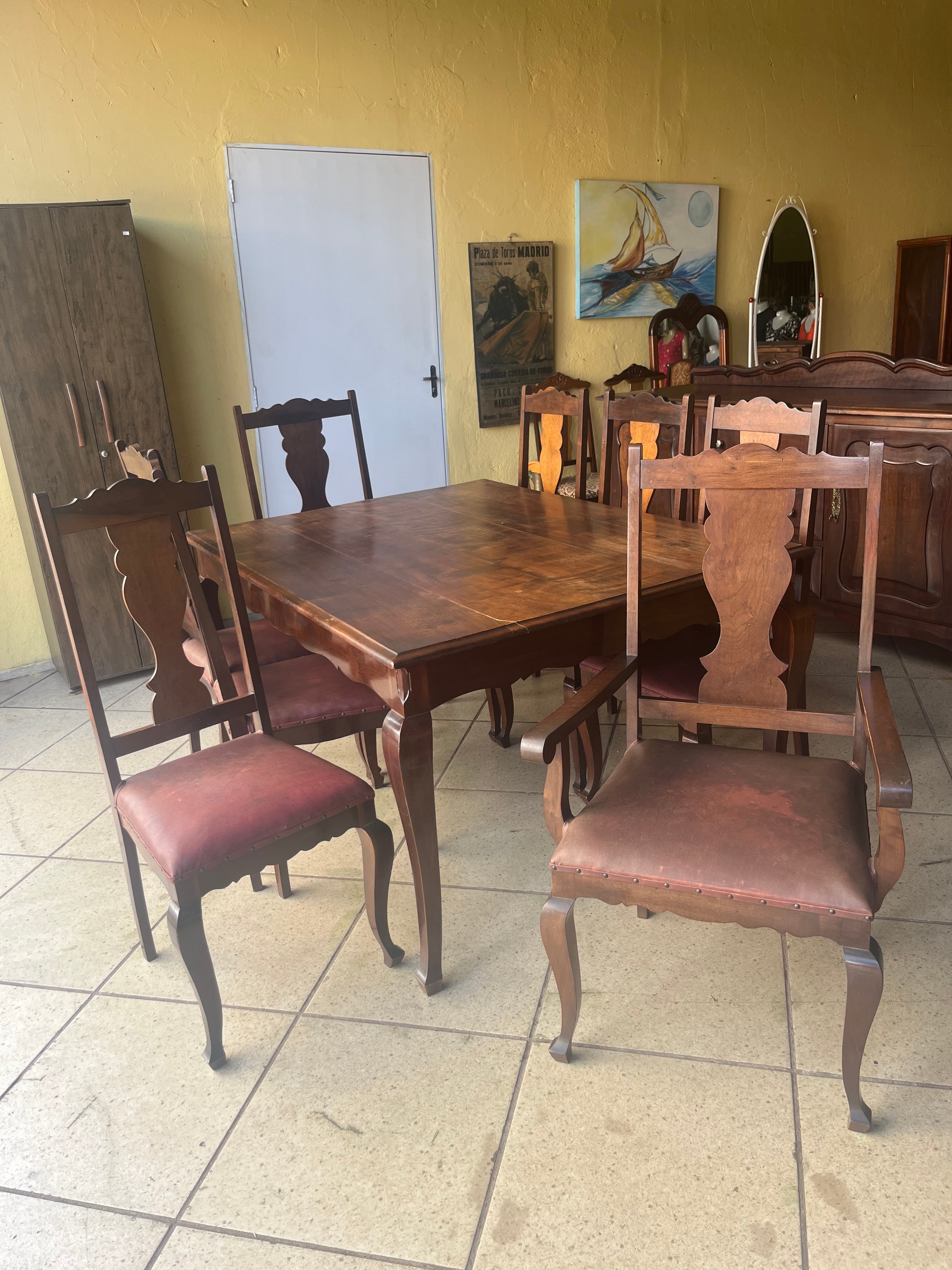 BELÍSSIMO CONJUNTO DE MESA RETANGULAR COM 8 CADEIRAS COM MAIS DE 80 ANOS