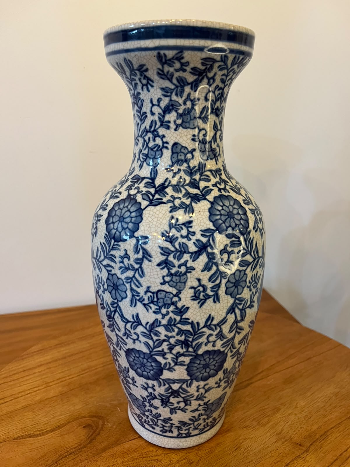 Vaso decorativo craquelado em cerâmica azul e branca com motivos florais – China – 37 cm