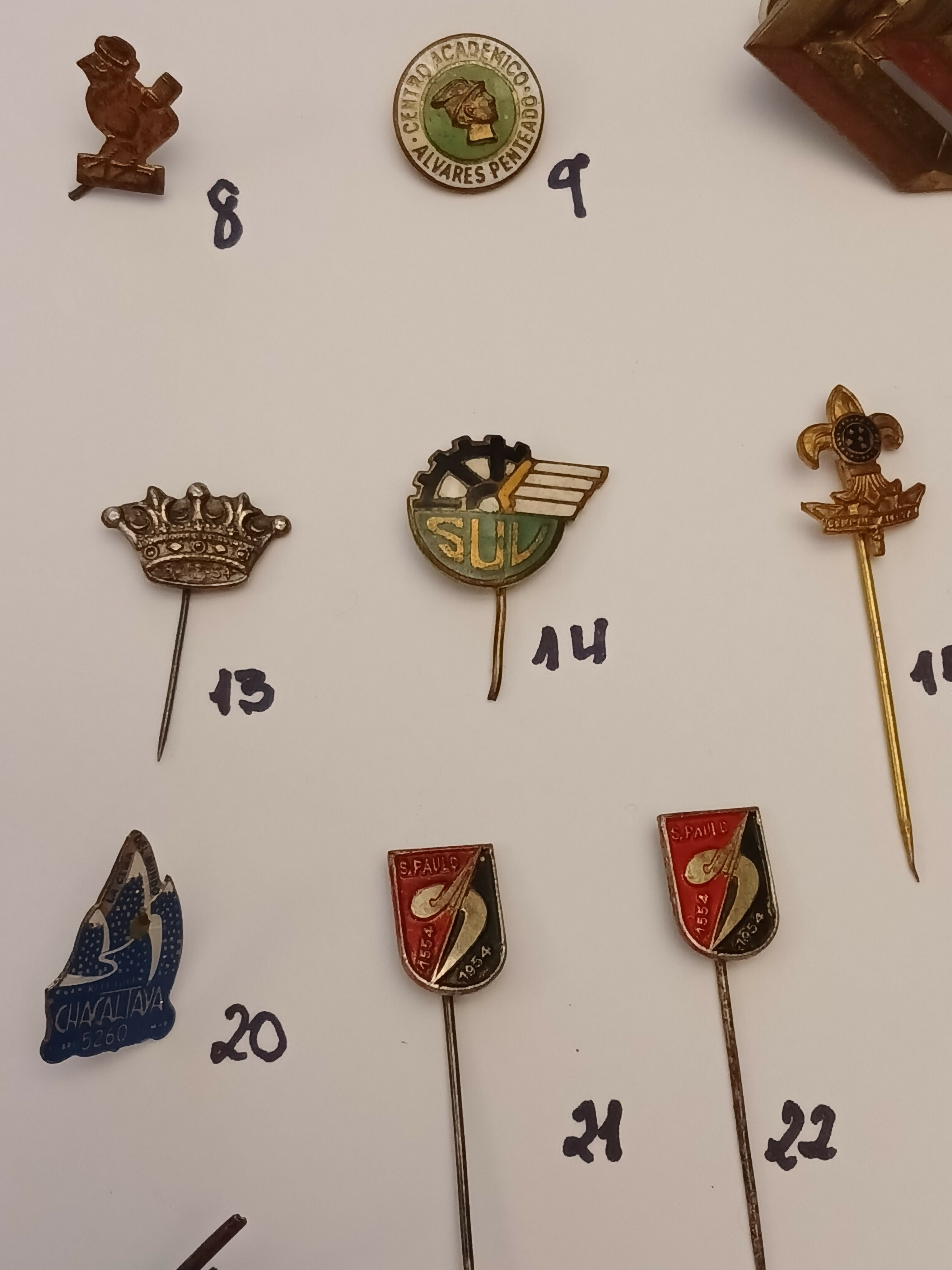 Coleção de 48 pins e broches antigos