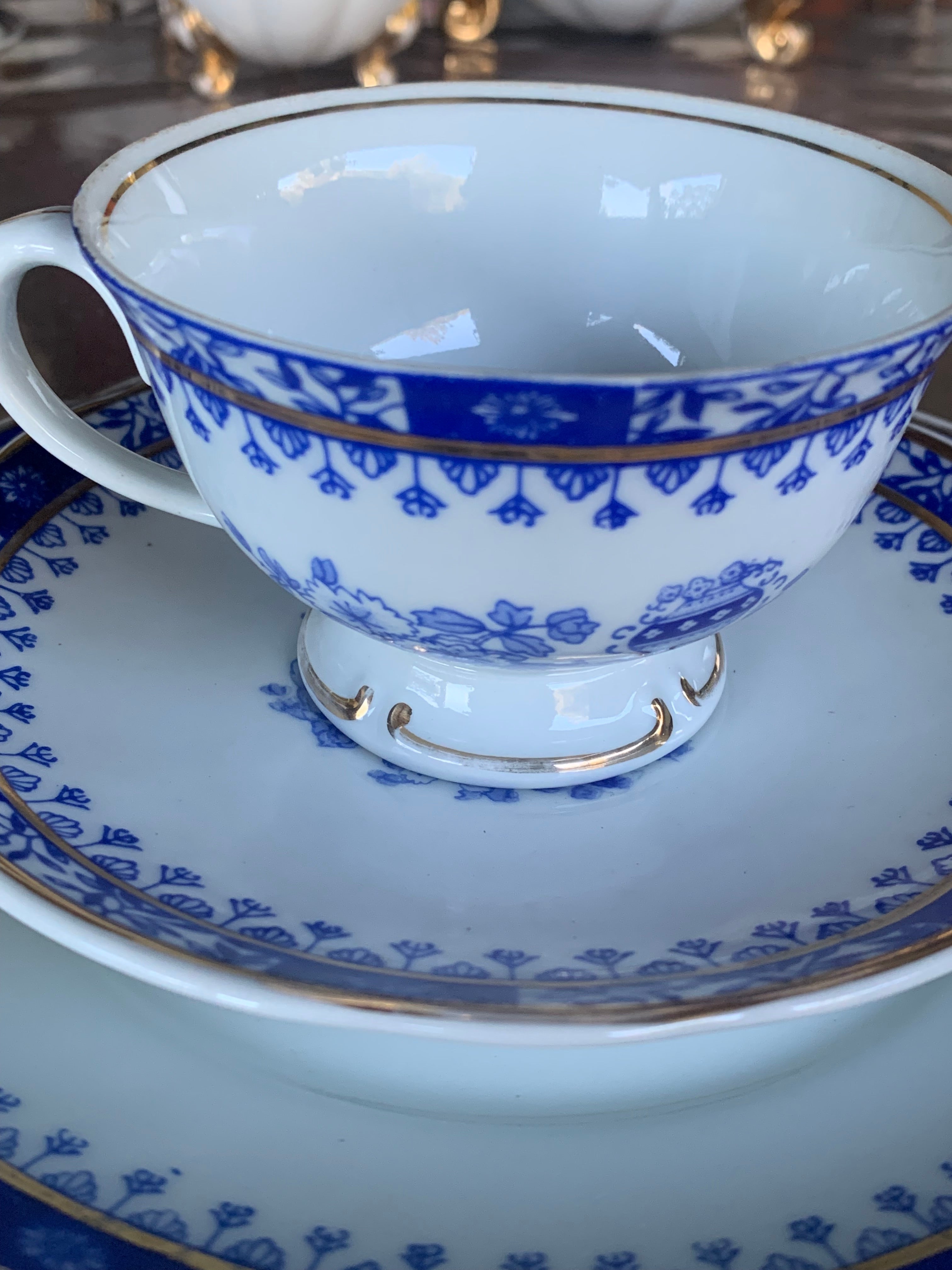 Lindo e antigo trio de chá em porcelana Real em tom azul cobalto com flores e filete dourado 