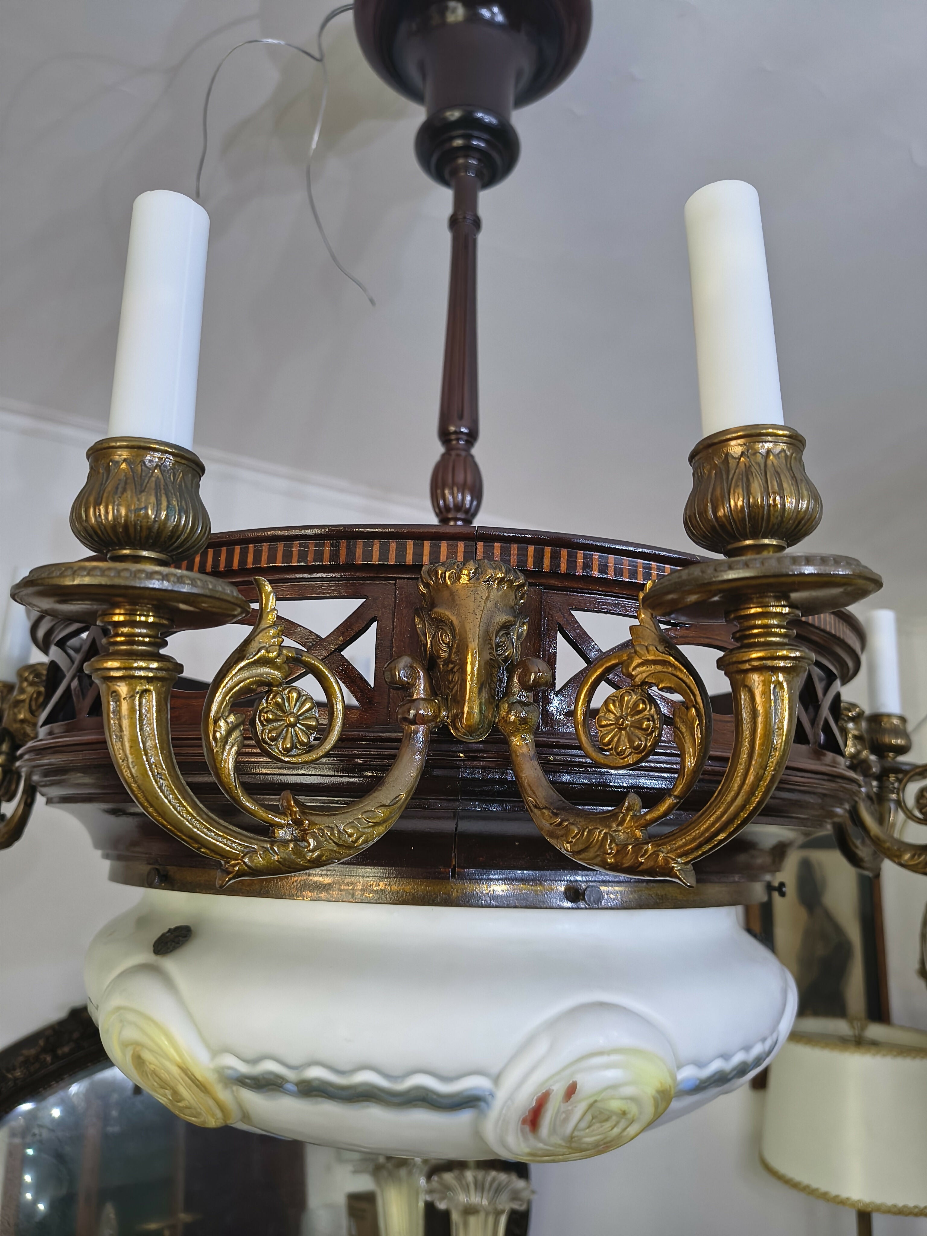 Lustre antigo arredondado em bronze, Marchetaria e Opalina