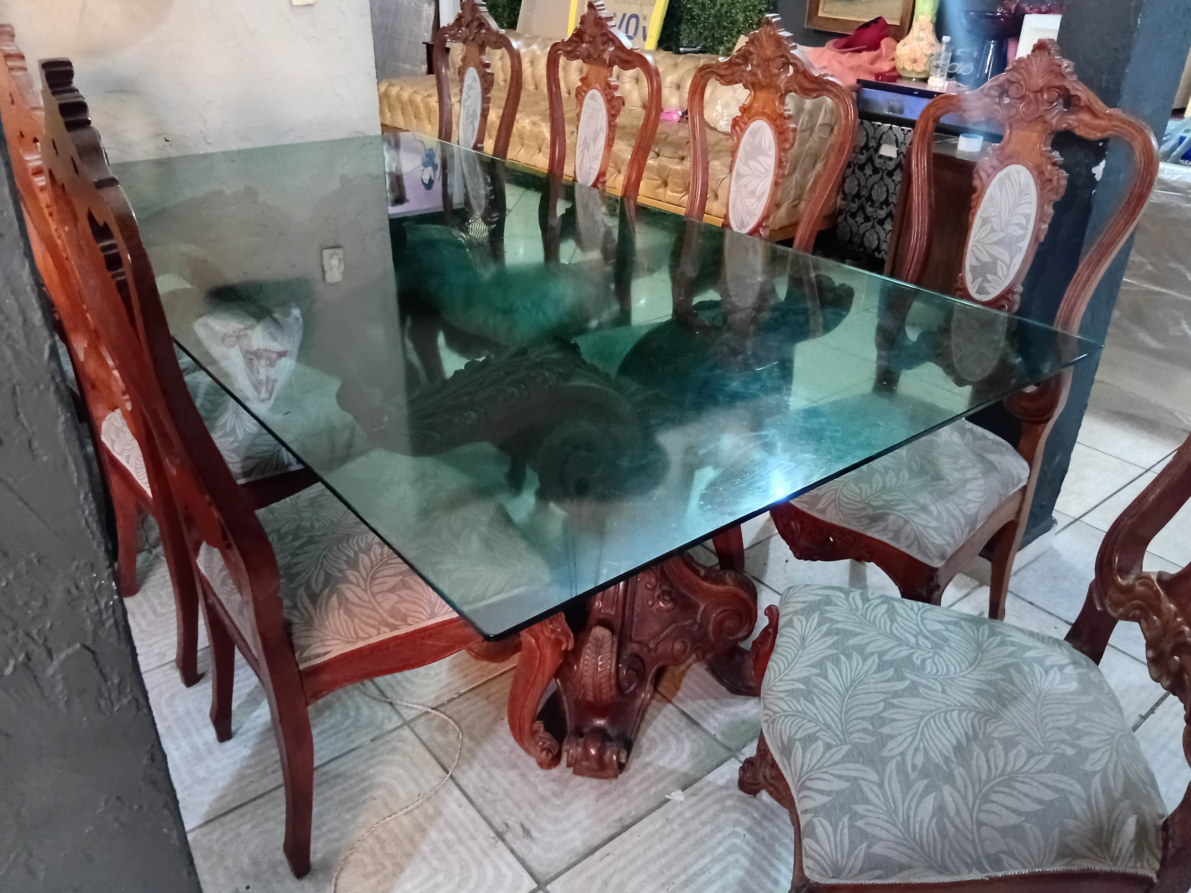 Mesa de jantar com base em madeira esculpida e tampo de vidro + 8 cadeiras 