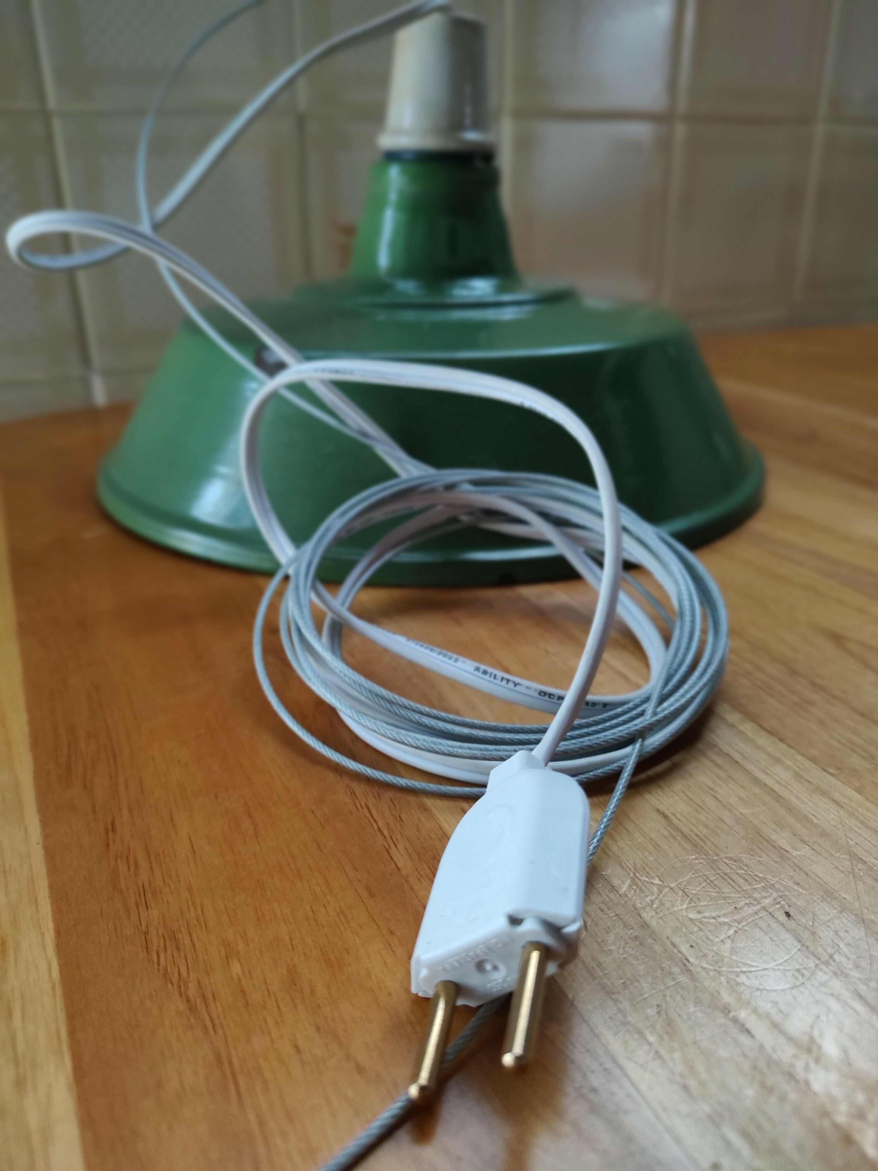 Antigo Lustre / Luminária pendente Industrial com cúpula em metal com pintura verde militar
