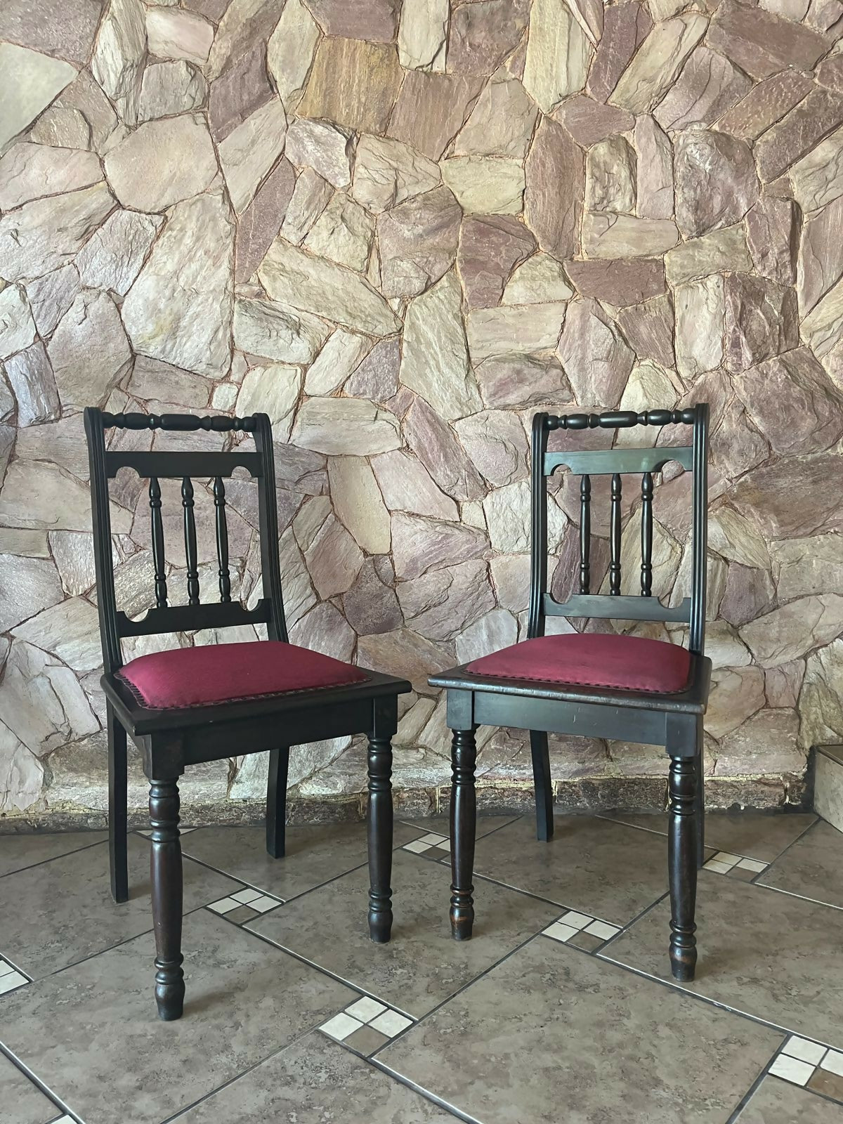 Par de cadeiras antigas madeira maciça com assento cor de vinho