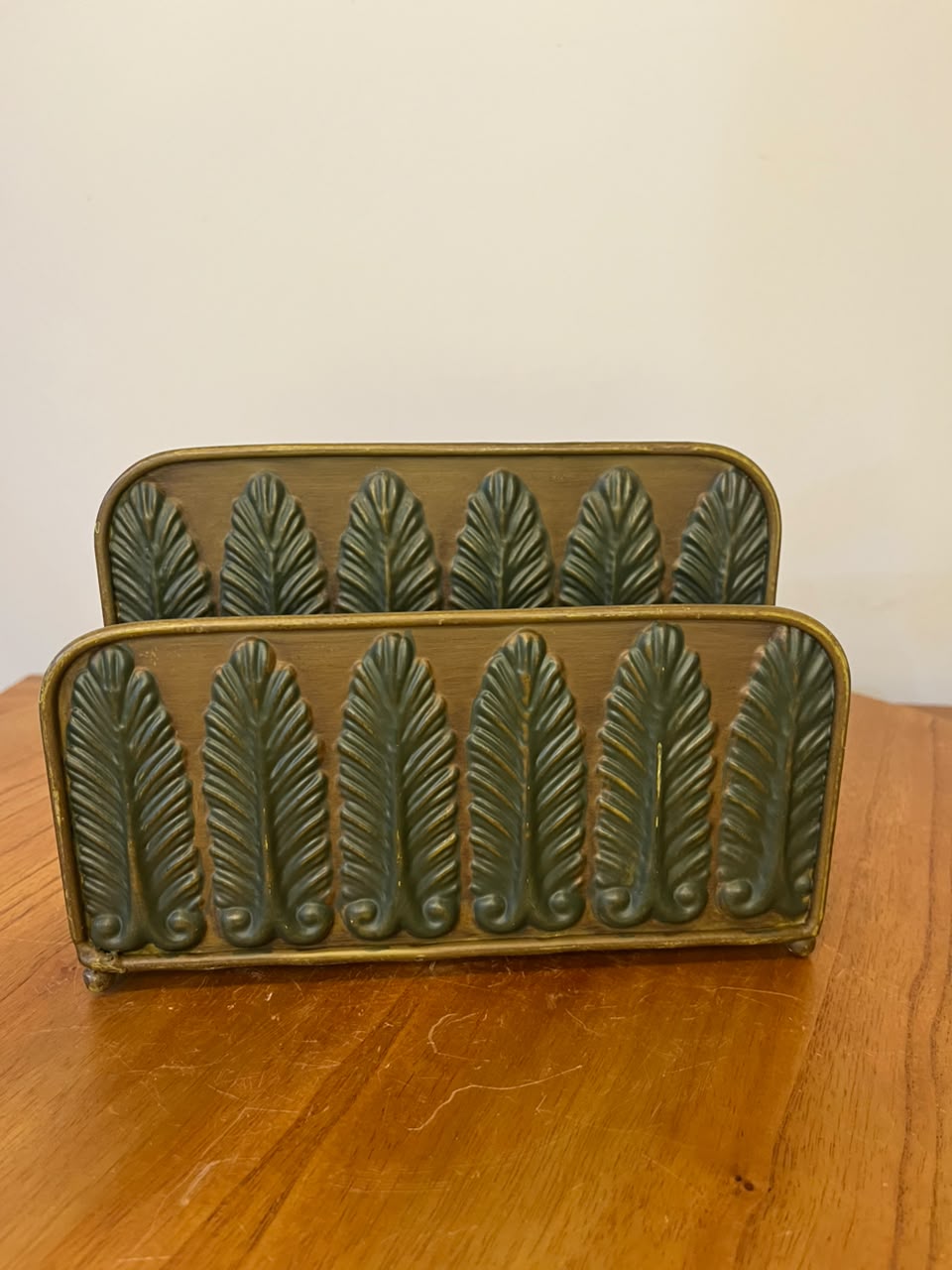 Conjunto com 2 porta-cartas em metal – decoração de folhas em relevo