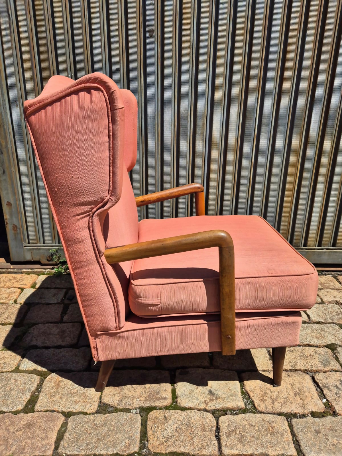 Poltrona Berger anos 60 com braço de madeira