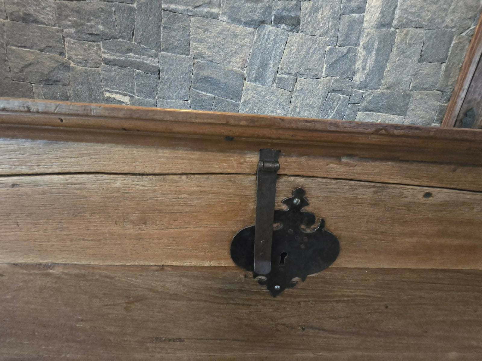 Arca colonial imponente, em madeira maciça