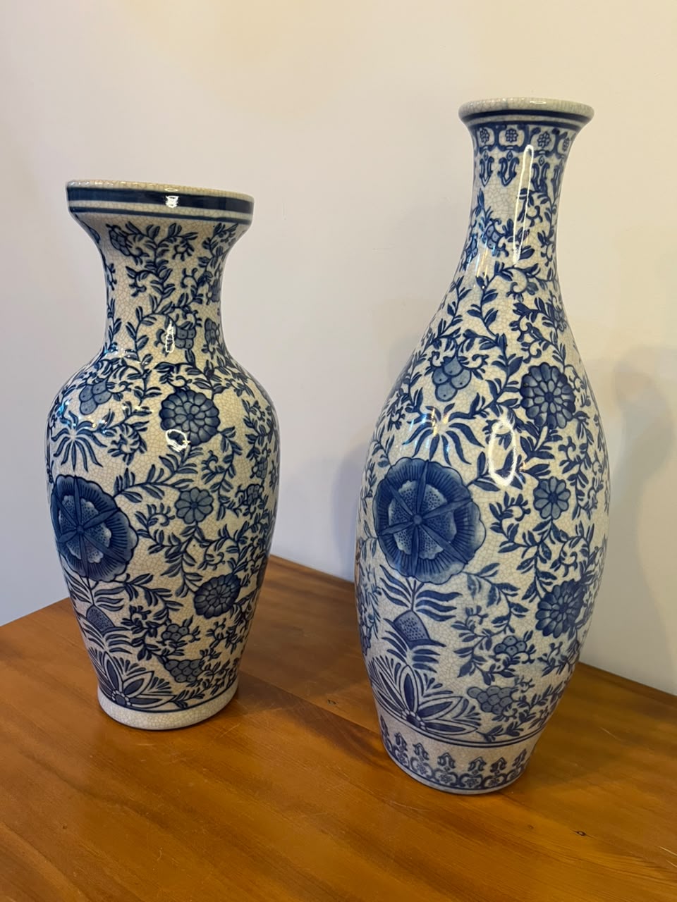 Par de vasos decorativos em cerâmica azul e branca — 34 e 39 cm