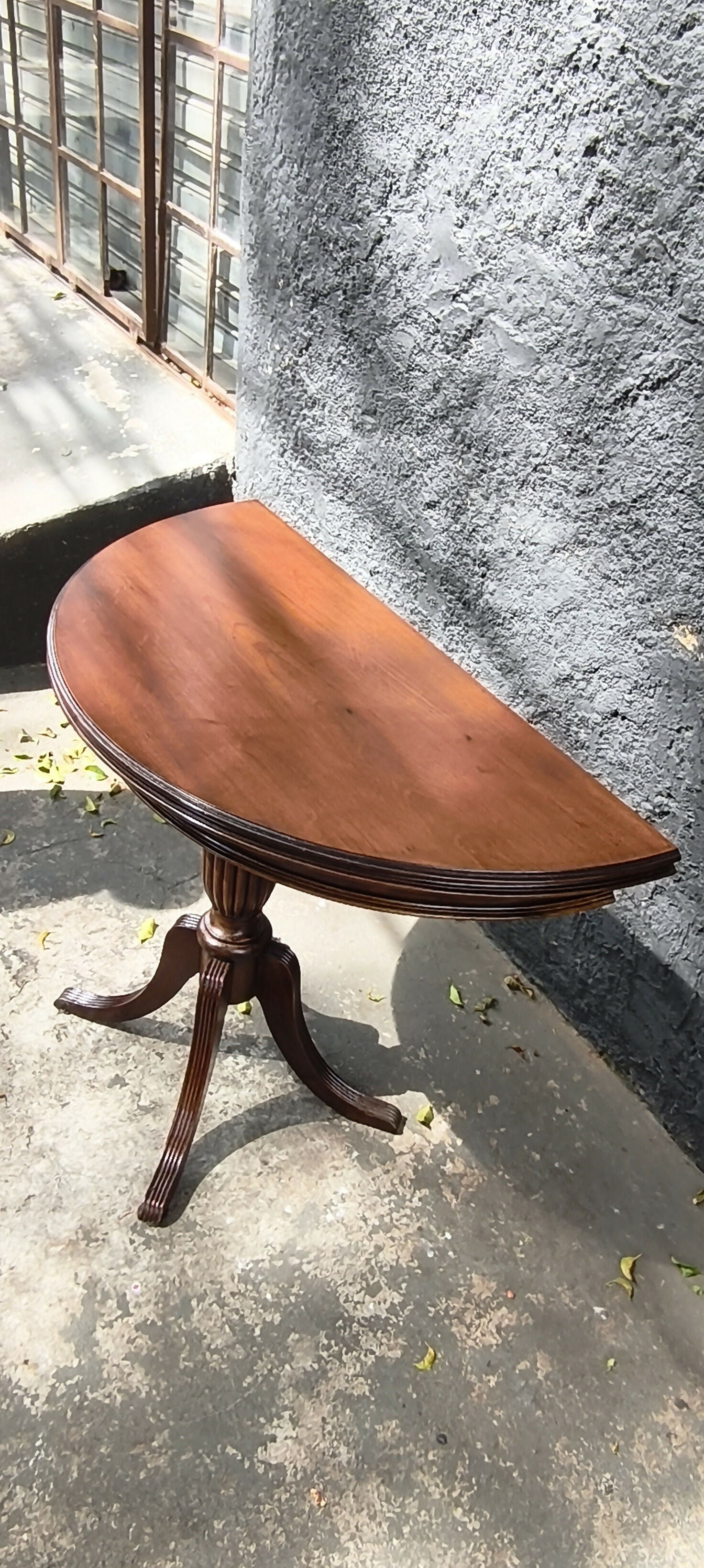 Antigo Aparador que vira mesa de jantar redonda em Imbuia