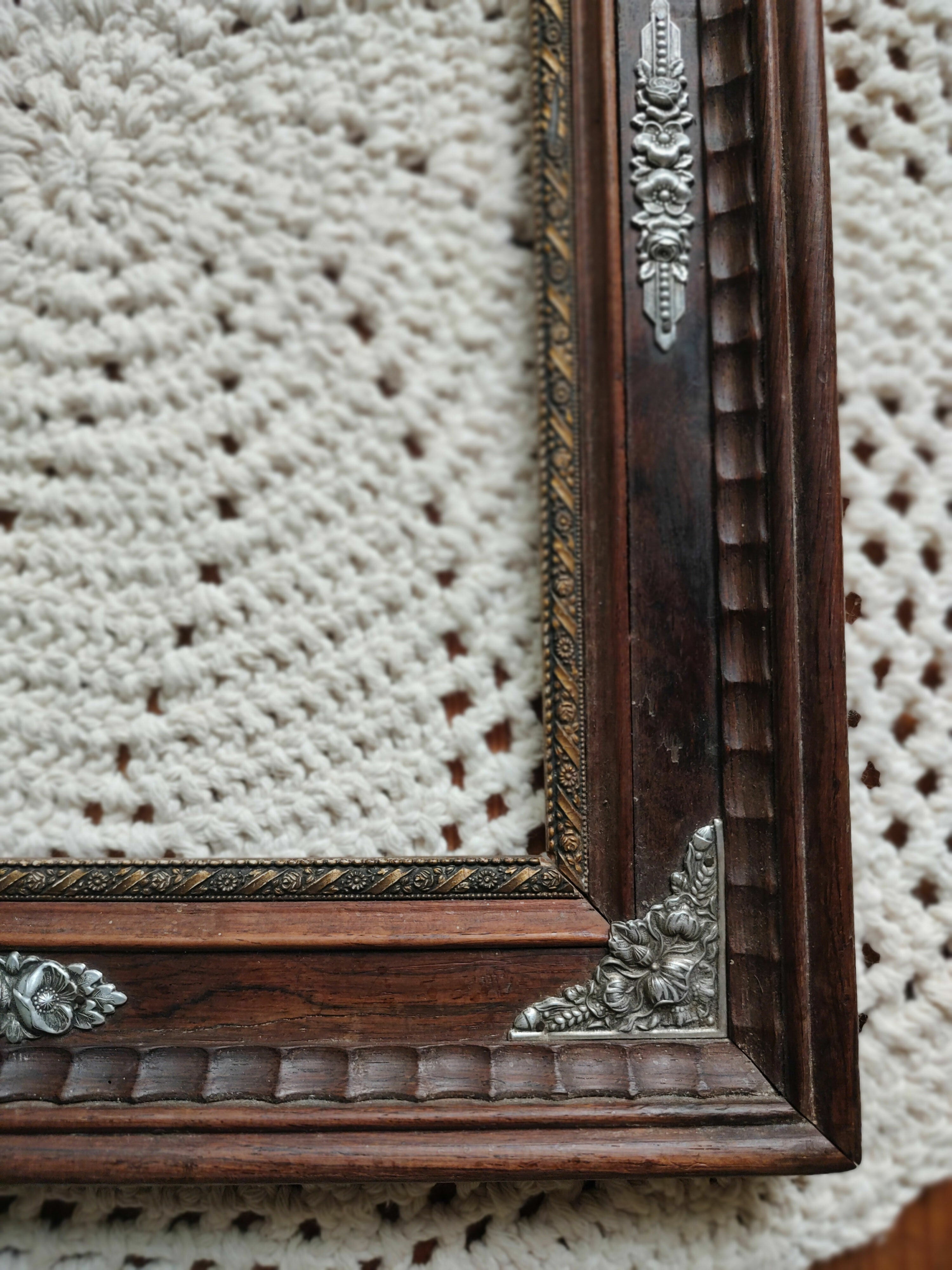 Antiga e Maravilhosa Moldura em Jacarandá Maciço com adornos florais em metal (46cm x 36cm)