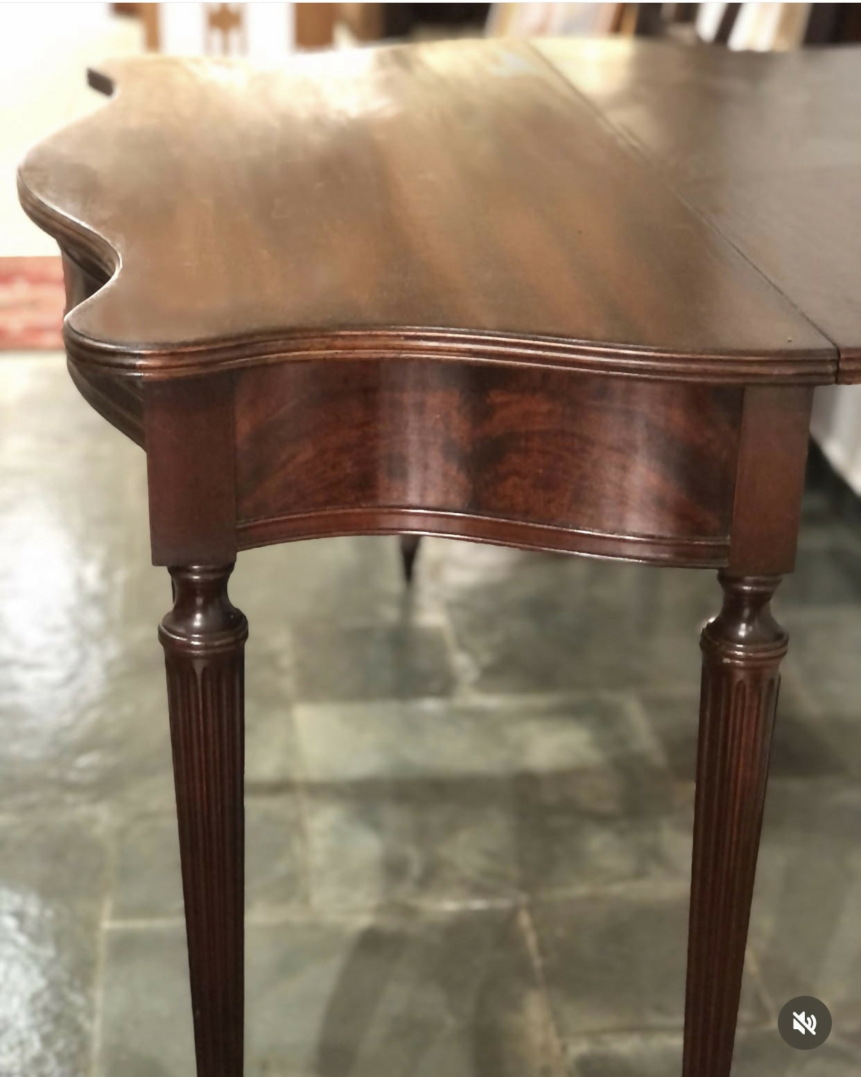 Mesa aparador estilo Luís XVI com tampo dobrável e reversível para mesa de apoio