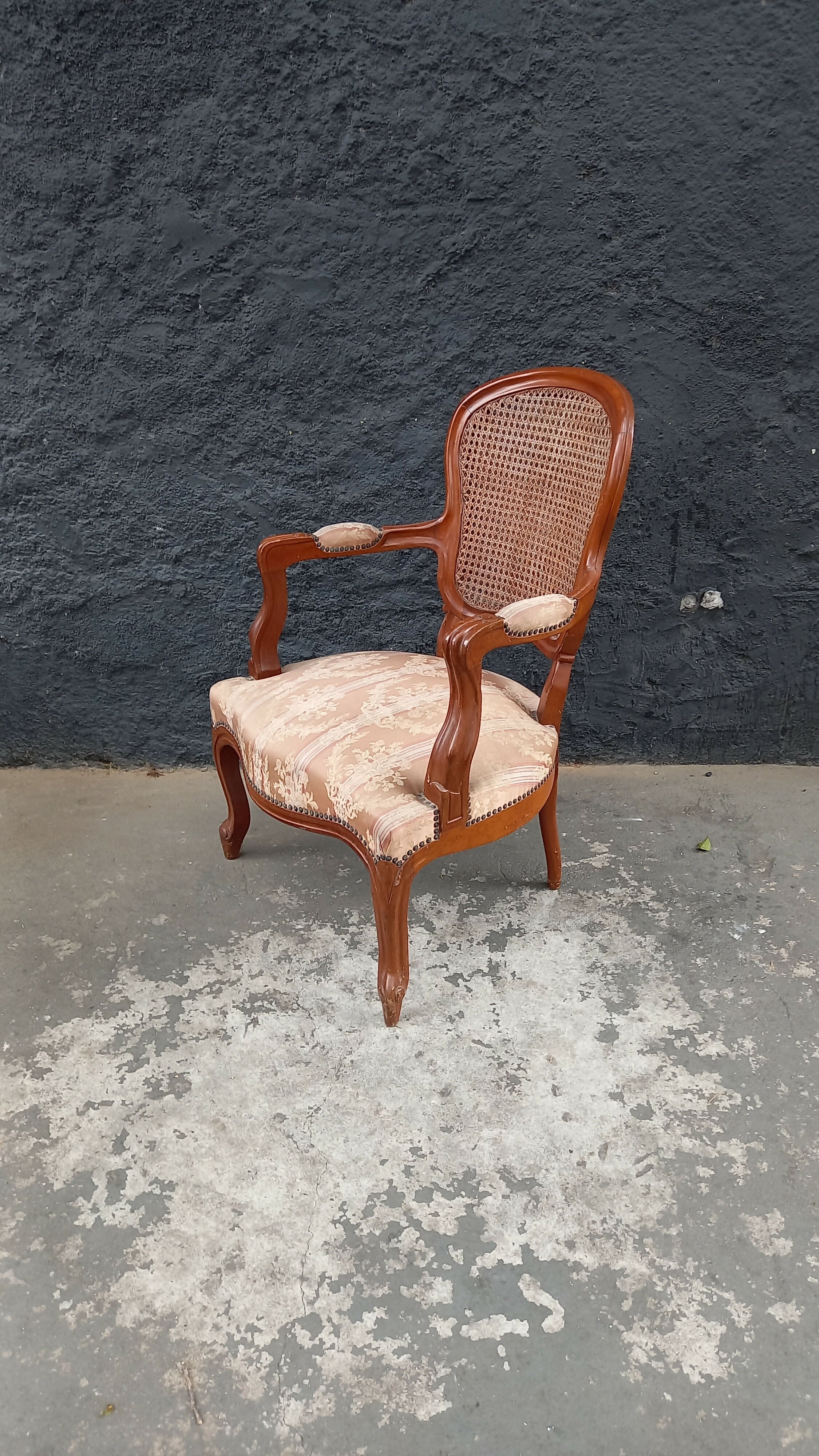 Par de poltronas antigas com palhinha no encosto