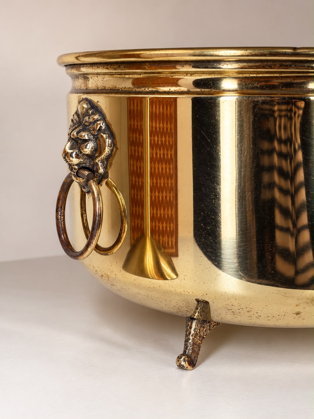 Cachepô em Latão e Bronze com Máscaras de Leão, Argolas e Pés Ornamentados