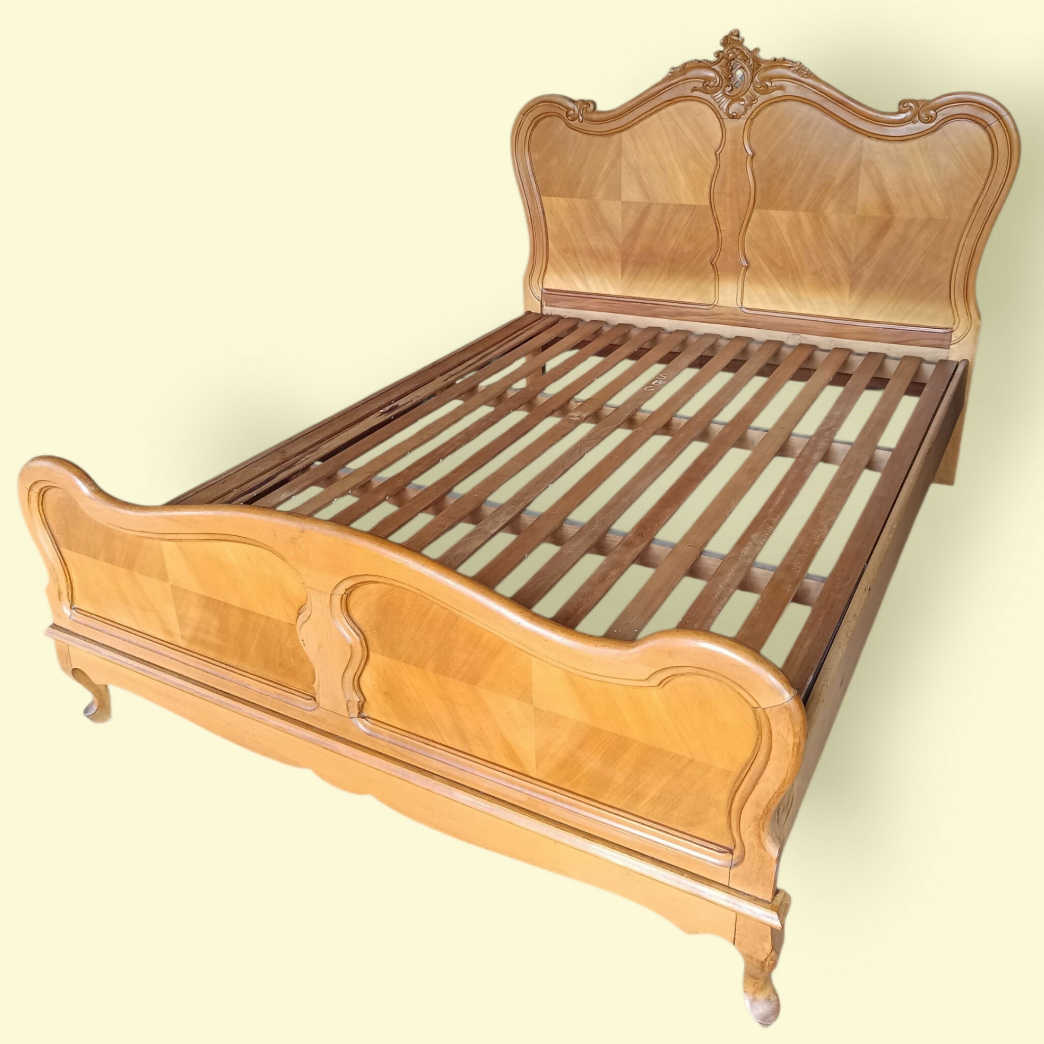 Belíssima Cama de Casal Provençal