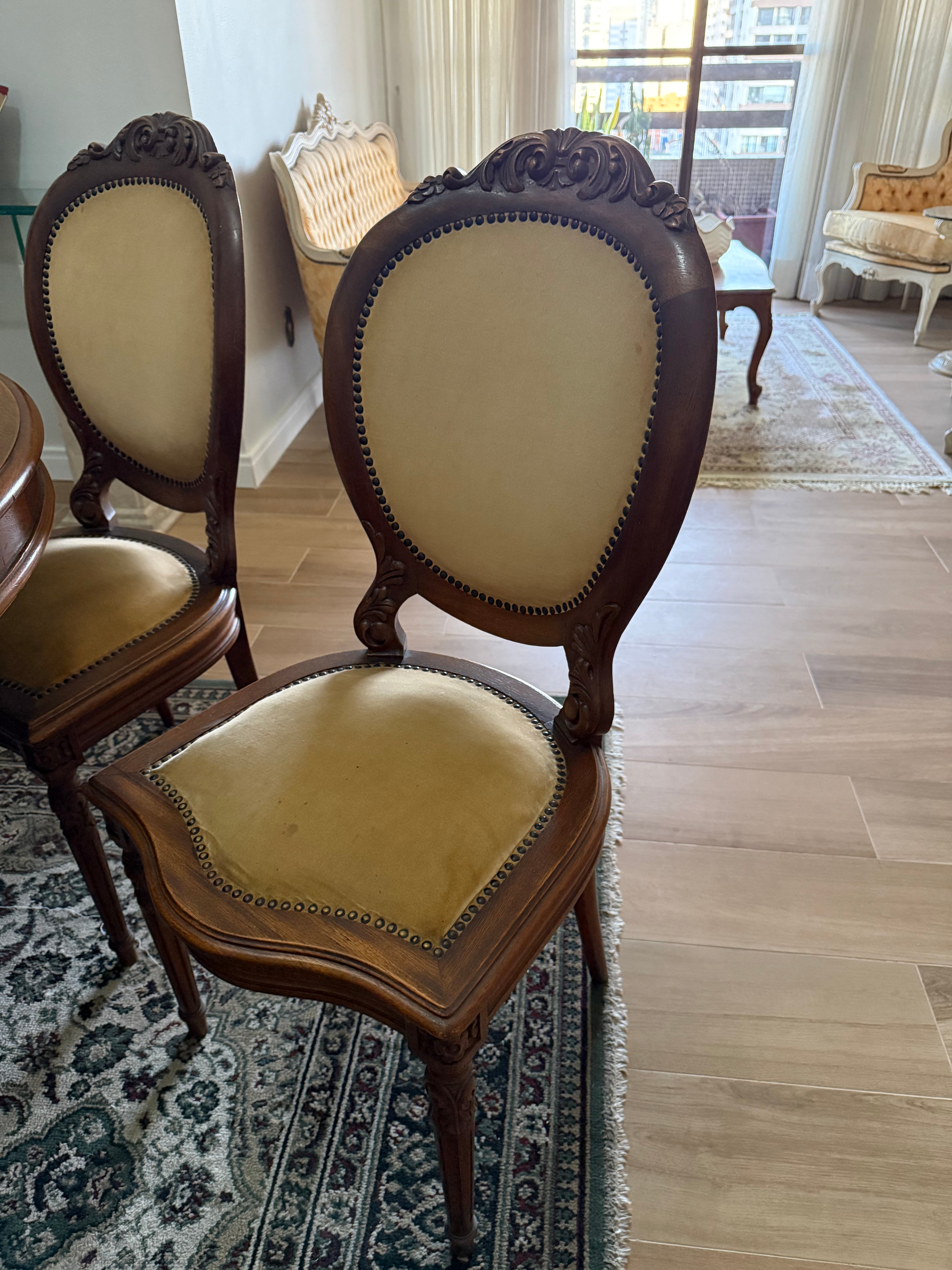 Mesa de jantar redonda com cadeiras medalhão com veludo 
