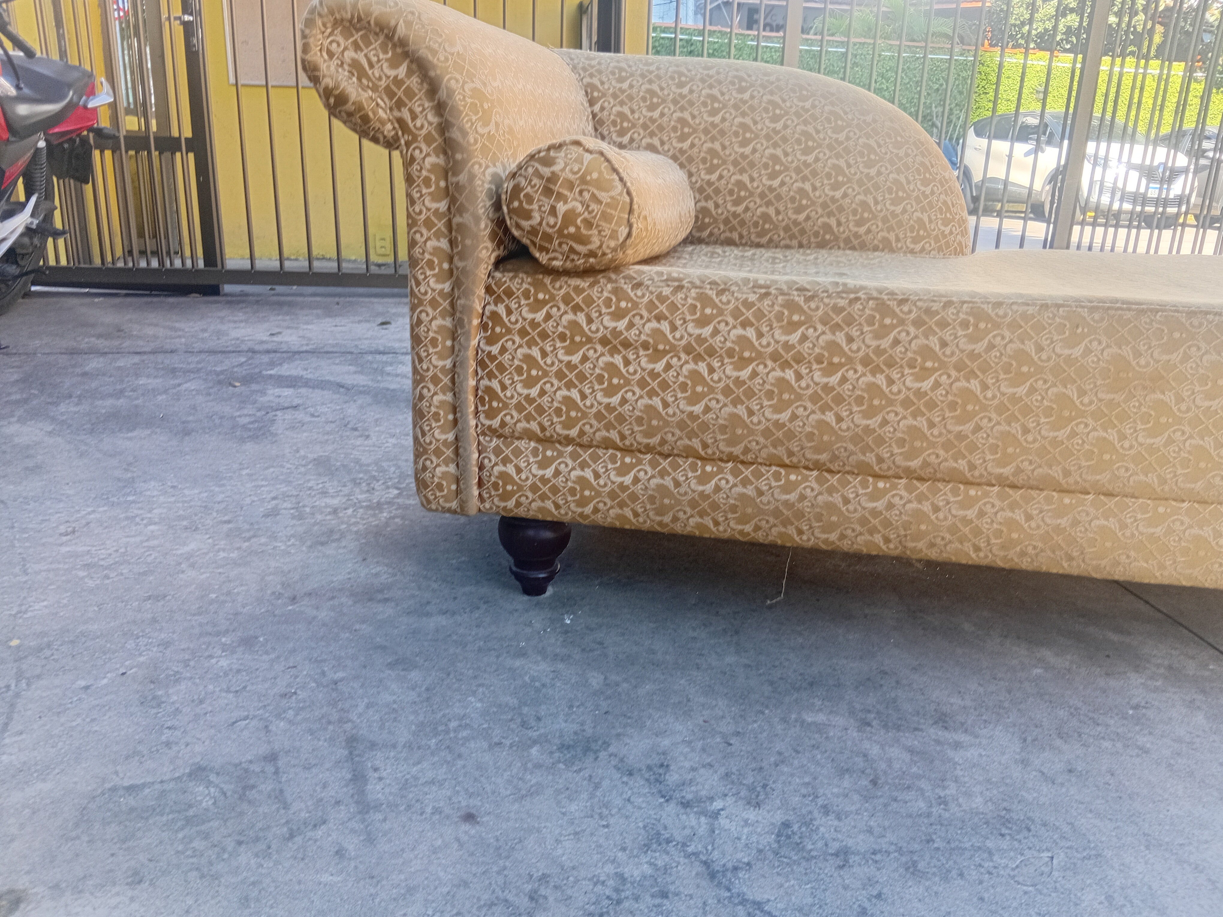 Sofá / Recamier em tecido amarelo estampado 