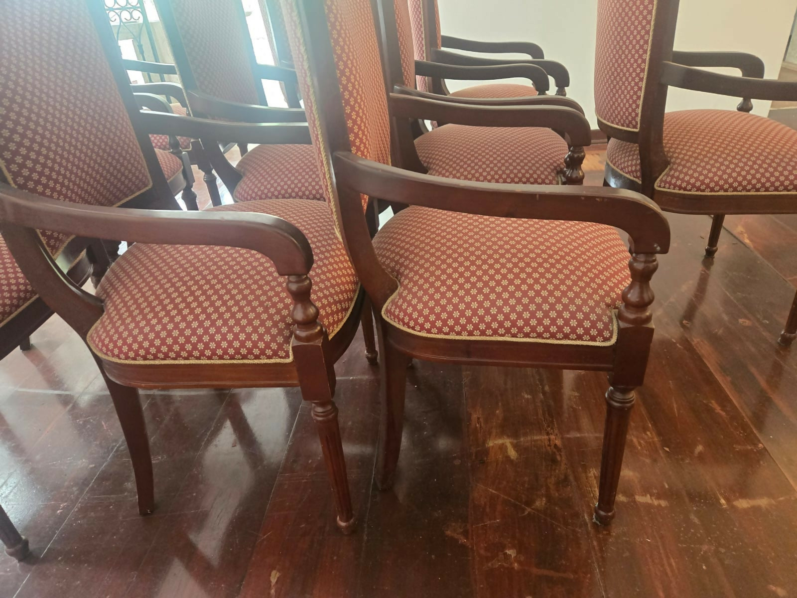 Conjunto de 10 cadeiras de jantar clássicas estofadas (madeira maciça) – anos 1990