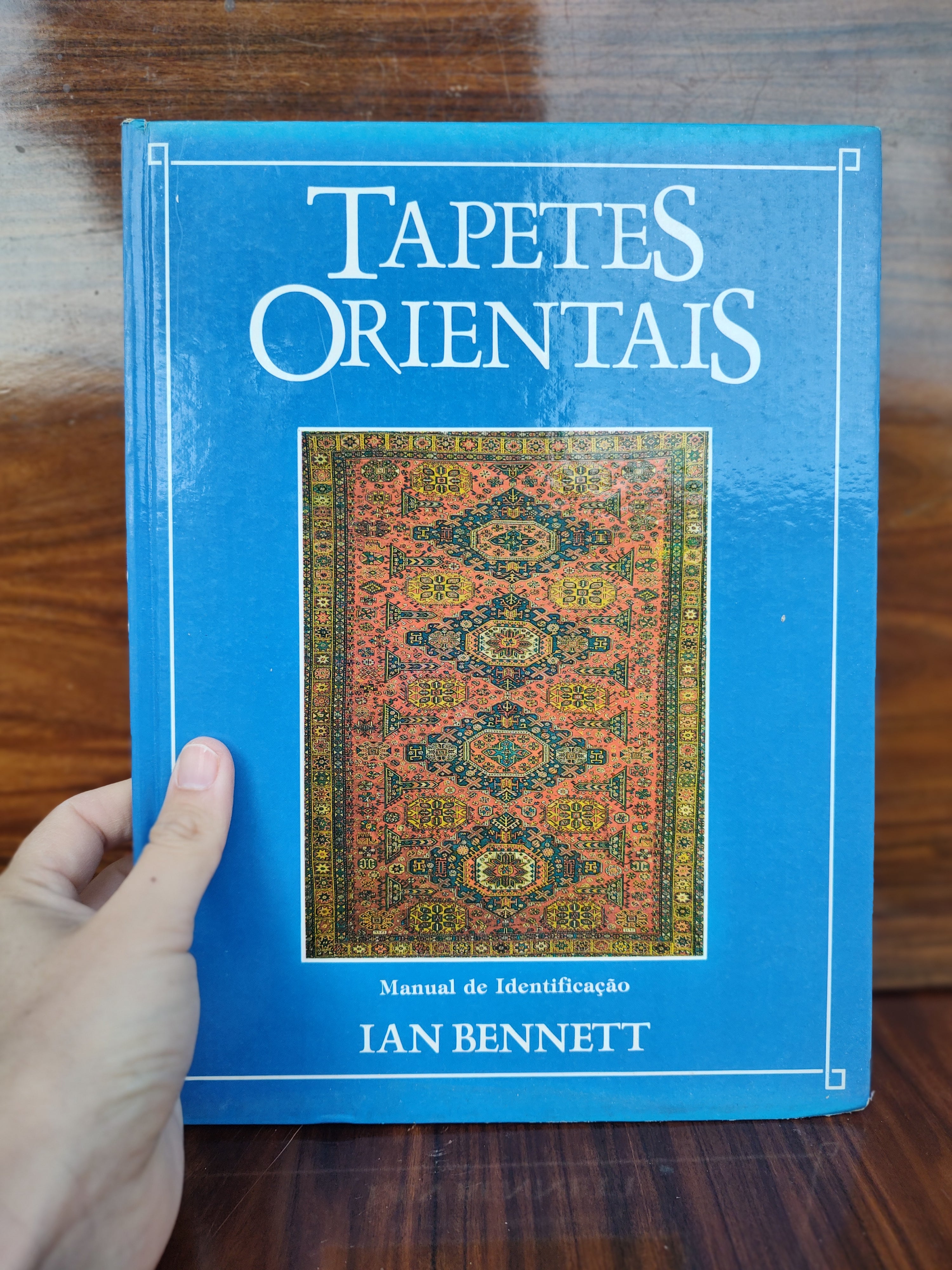 Livro "Tapetes Orientais - Manual de Identificação" de Ian Bennett  - 1986