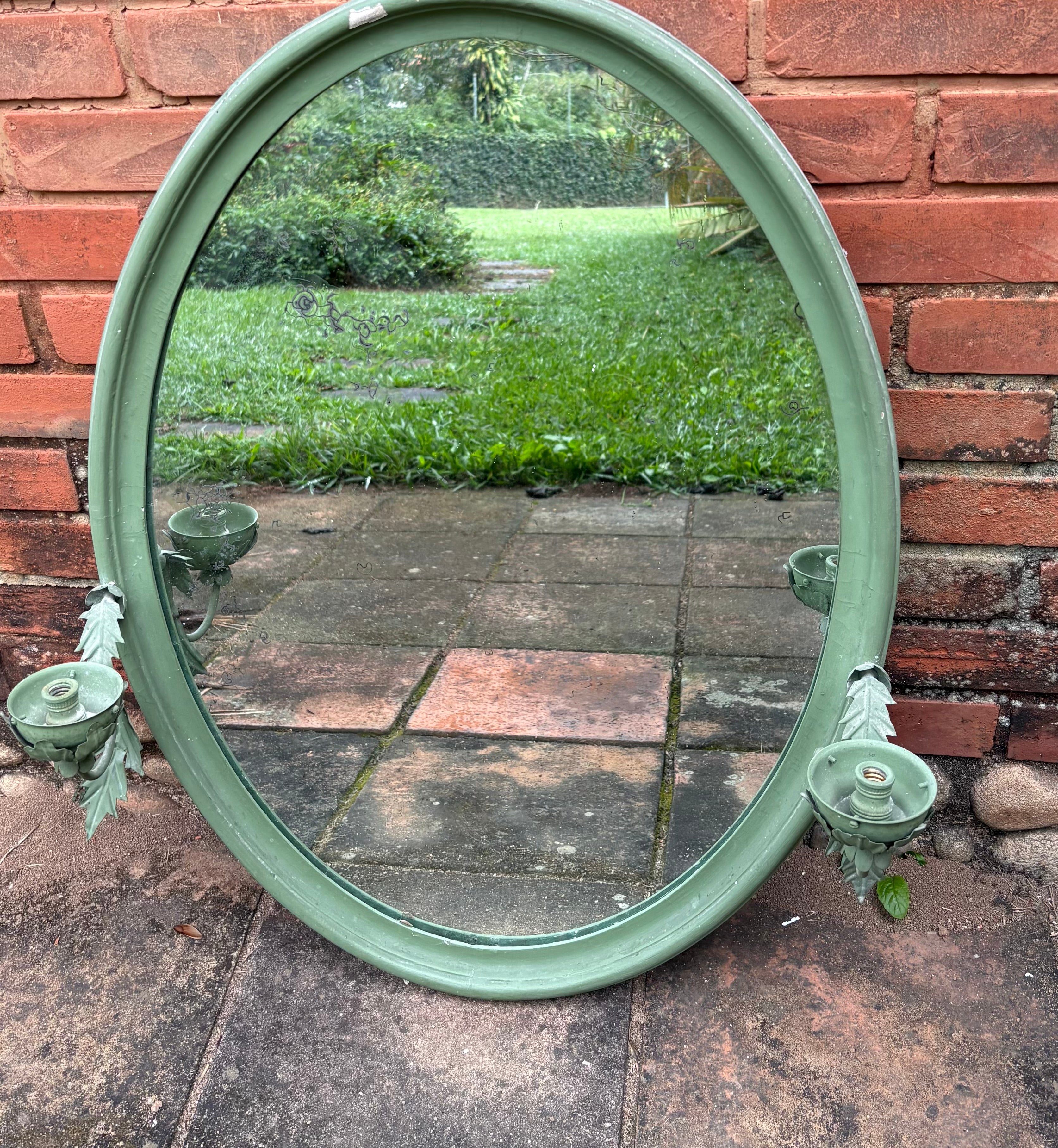 Espelho oval com moldura de madeira pintada de verde com bocal tipo vela