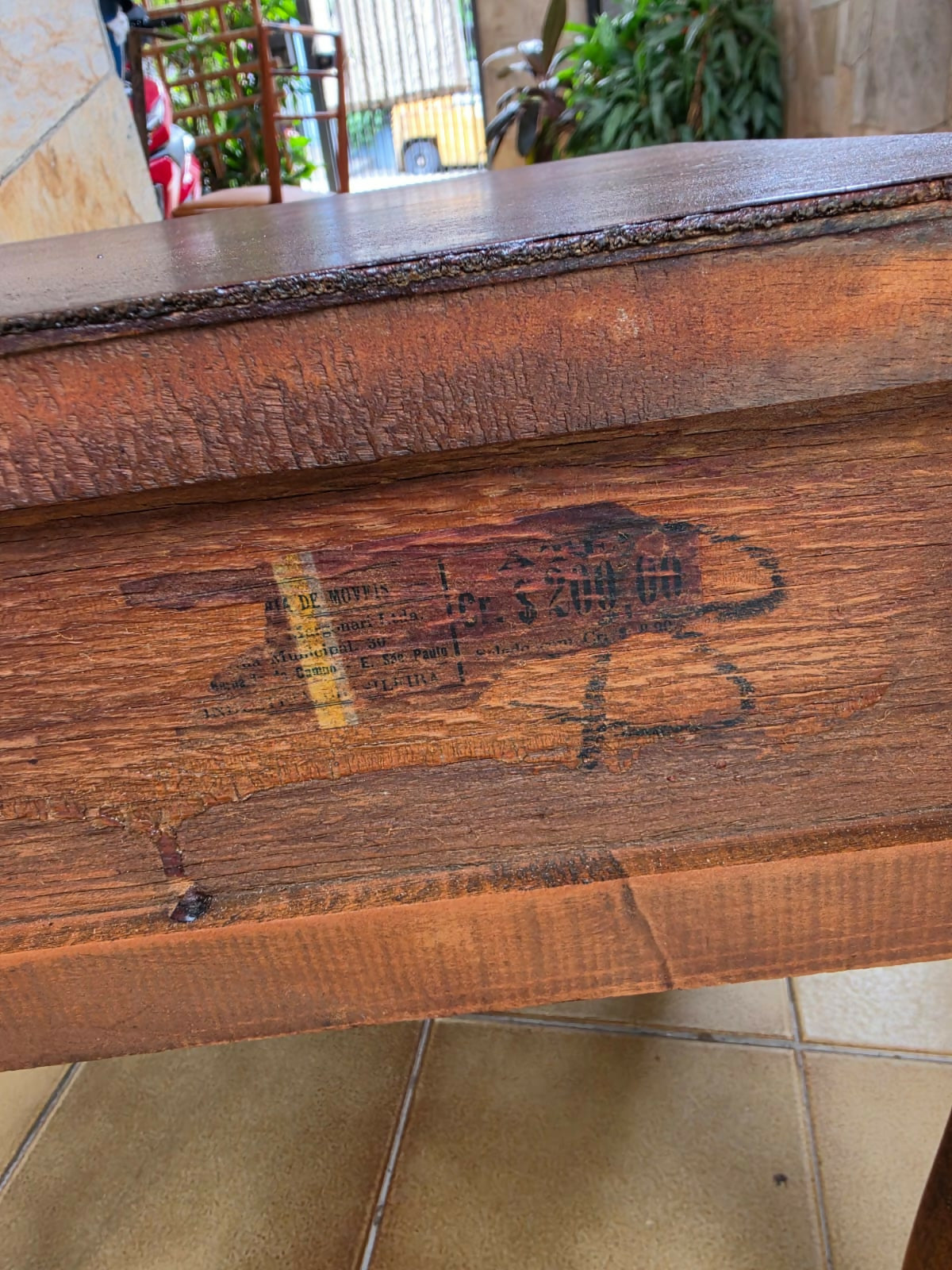 Par de mesa de cabeceira provençal, decada de 50 em imbuia