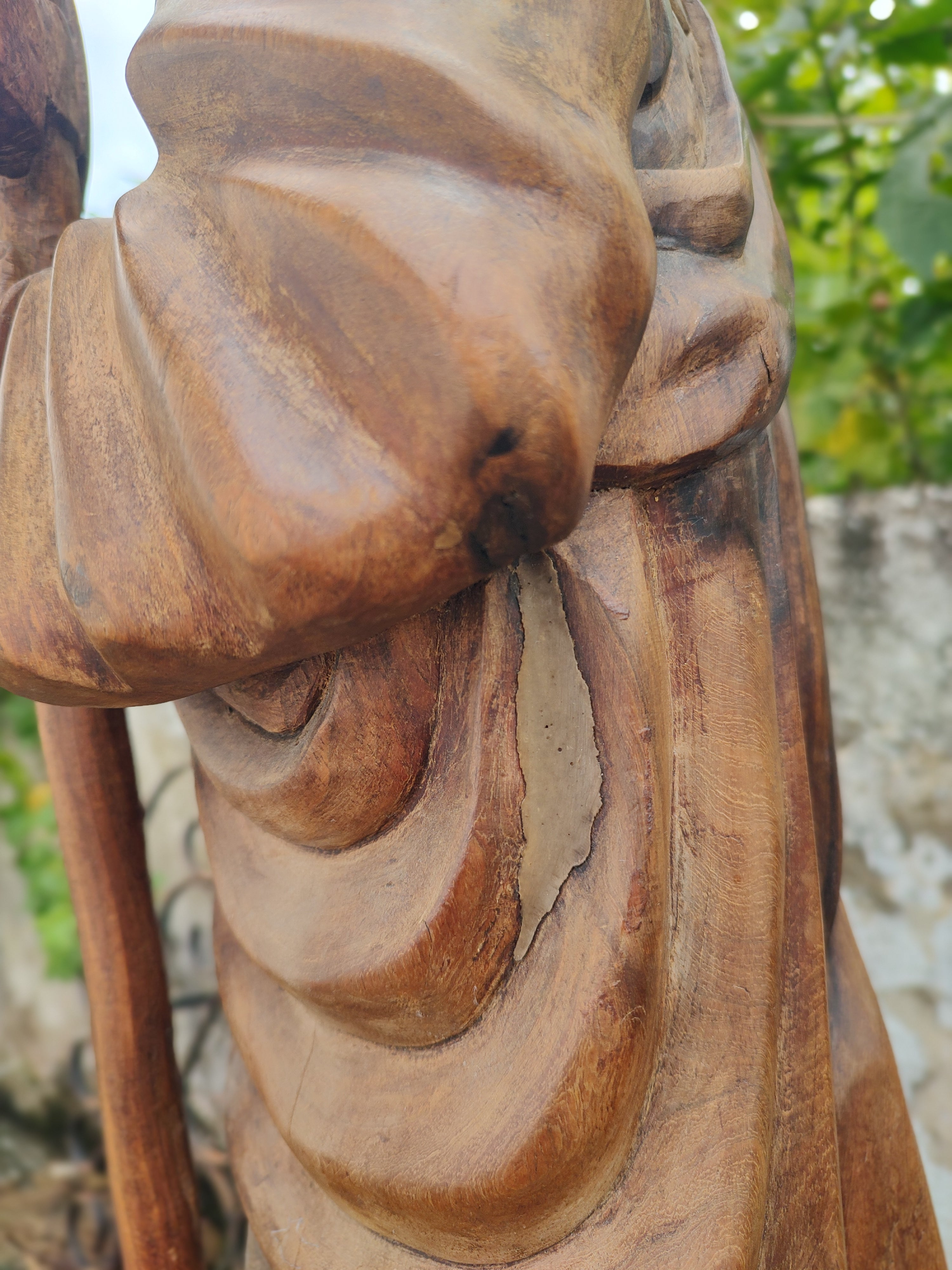 Antiga e grande escultura em madeira maciça de São Judas Tadeu (A-67cm)..