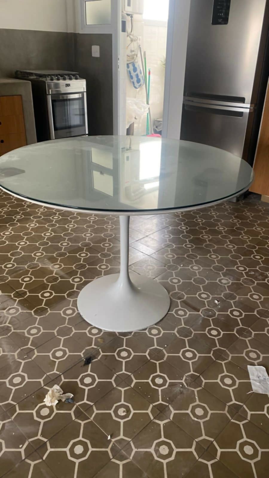 mesa de jantar modelo Saarinen Tulip original com tampo de vidro,