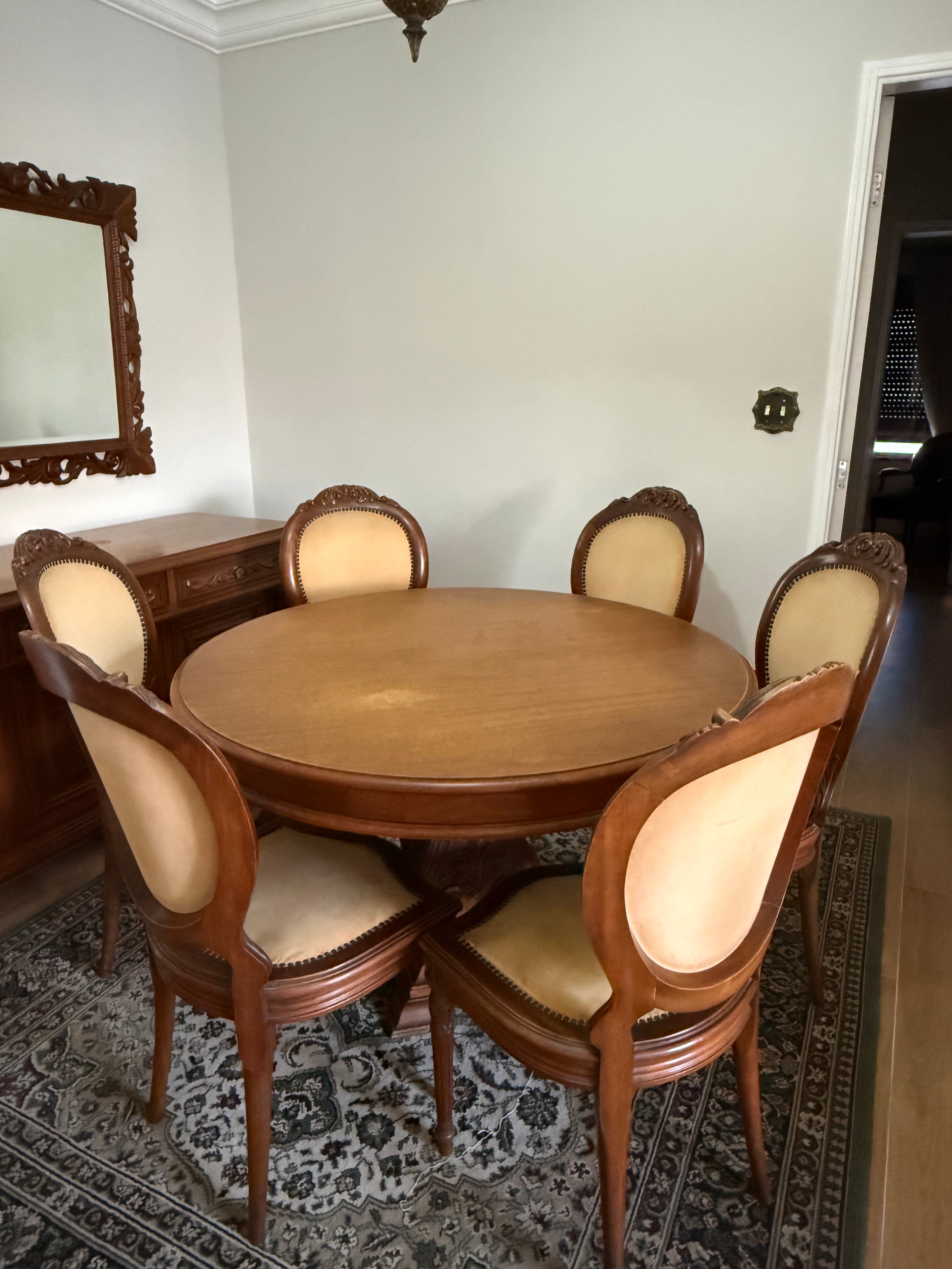 Mesa de jantar redonda com cadeiras medalhão com veludo 
