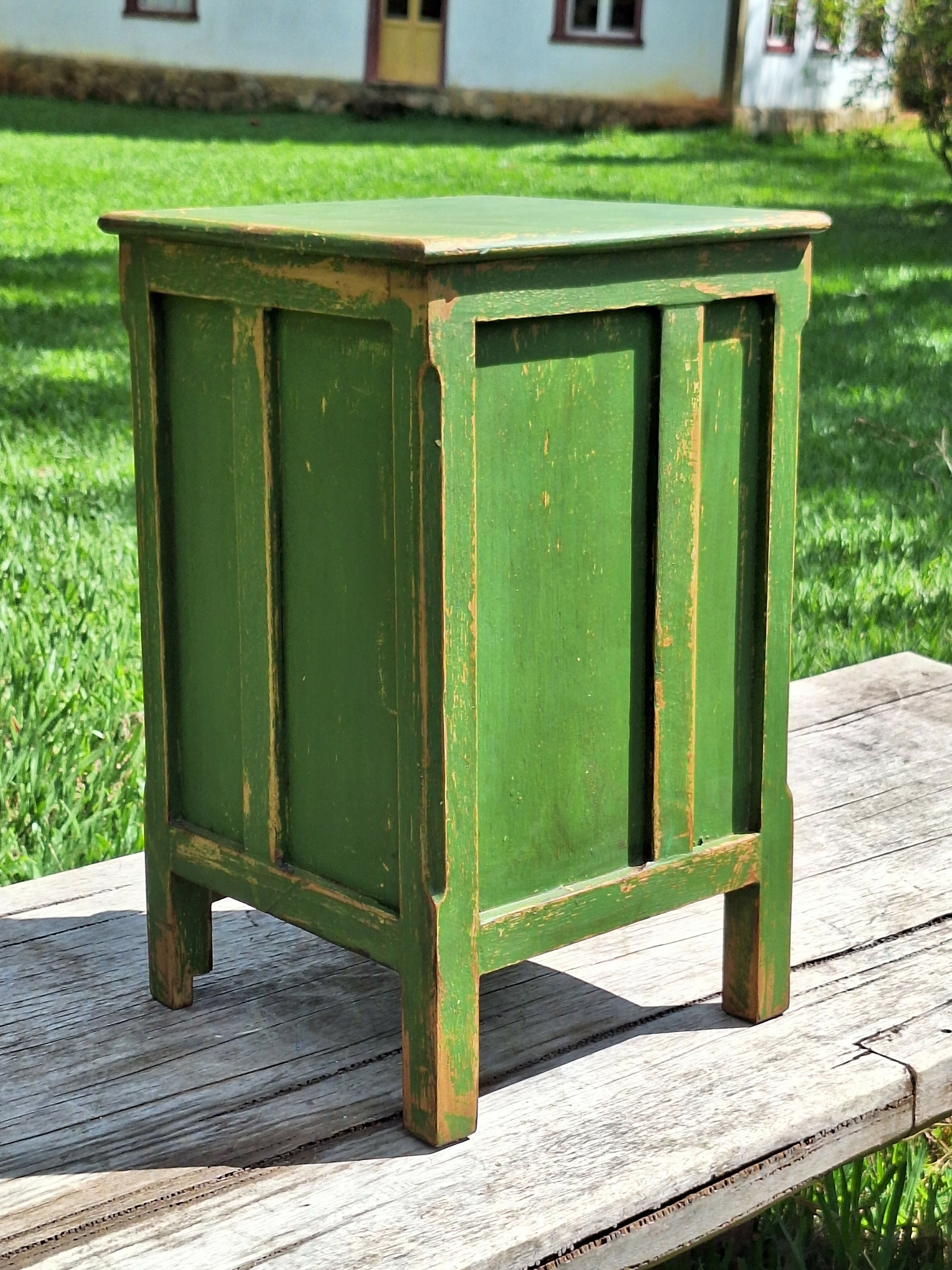 Mesinha de Cabeceira / Armarinho Tinta Gasta Verde Madeira Maciça Garimpo Mineiro