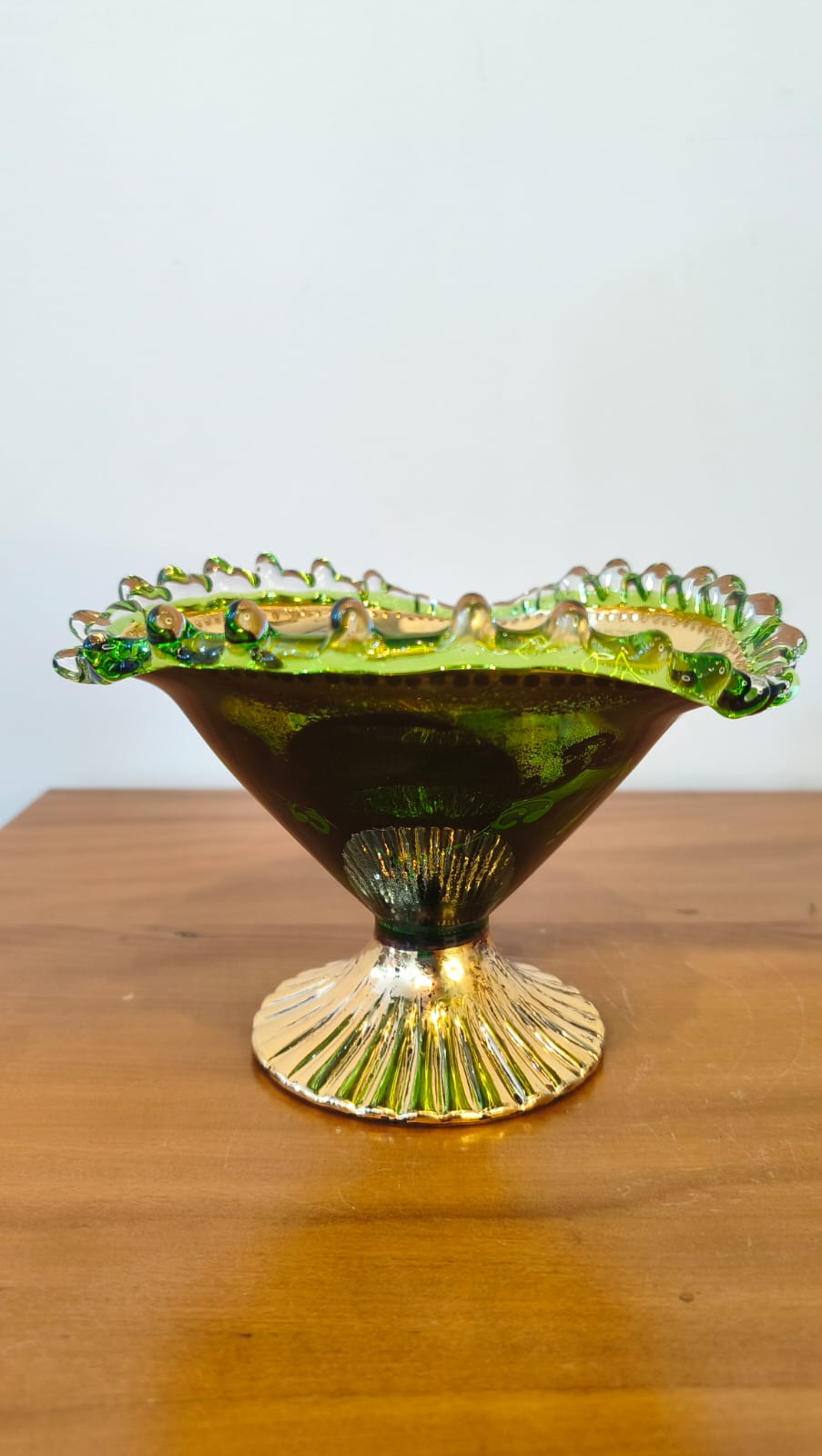 Compoteira Decorativa em Vidro Verde com Douração e Flores Esmaltadas