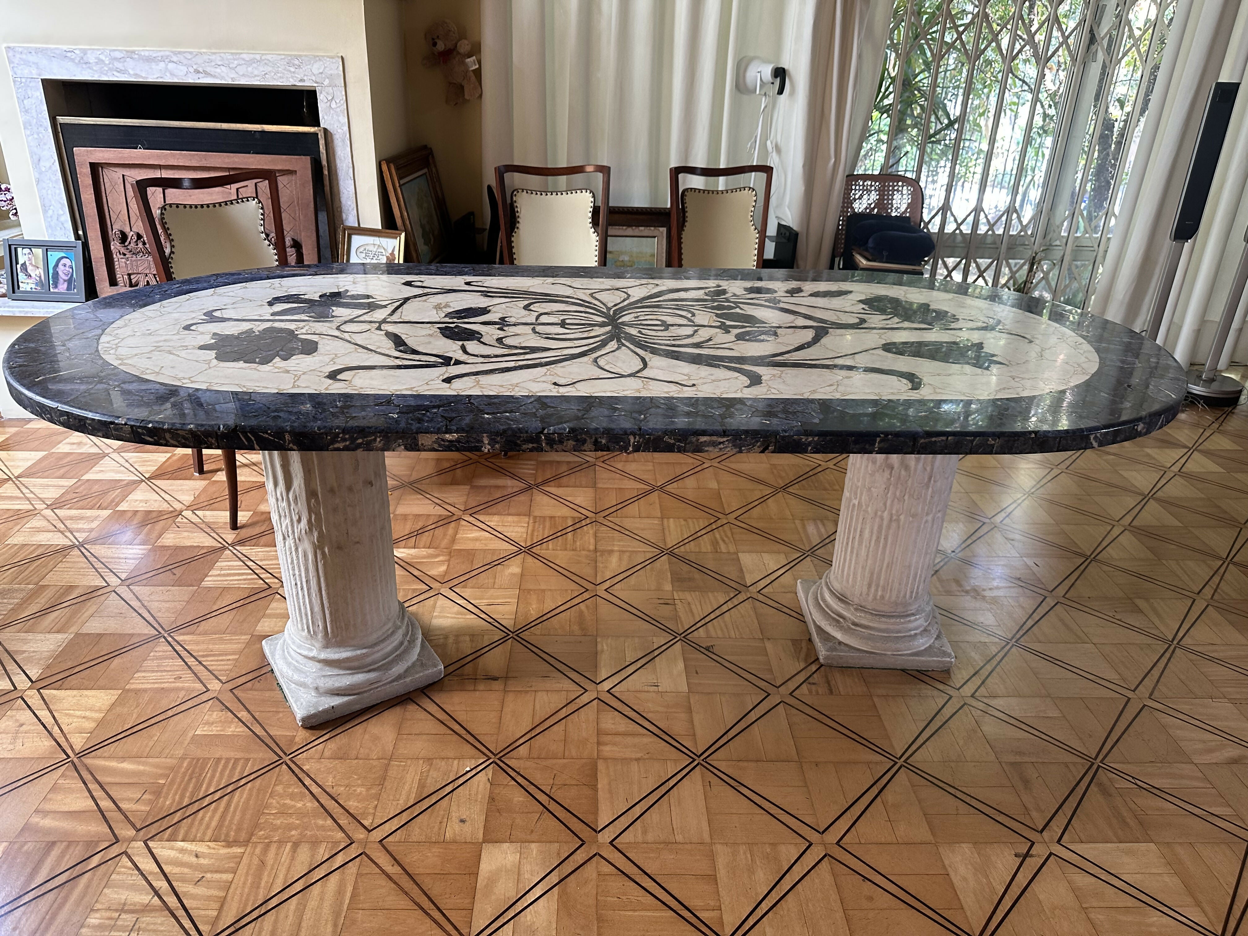 Rara e Maravilhosa Mesa de Jantar em Mármore com desenhos