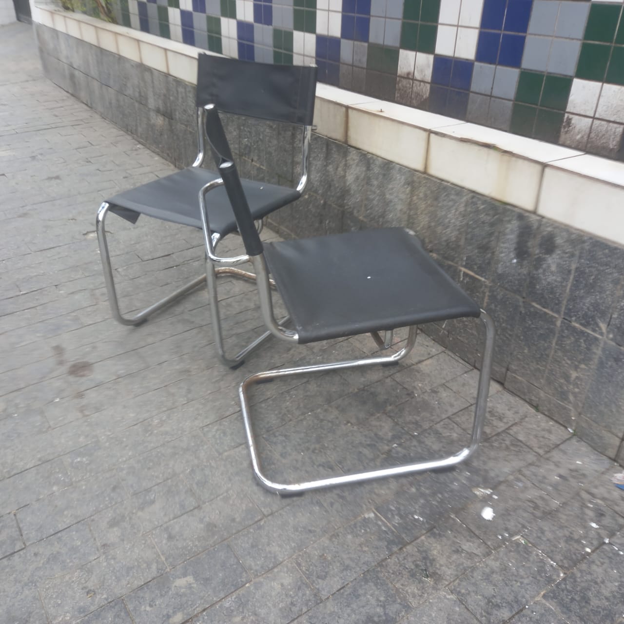 Par de cadeiras cromadas com estofado preto 