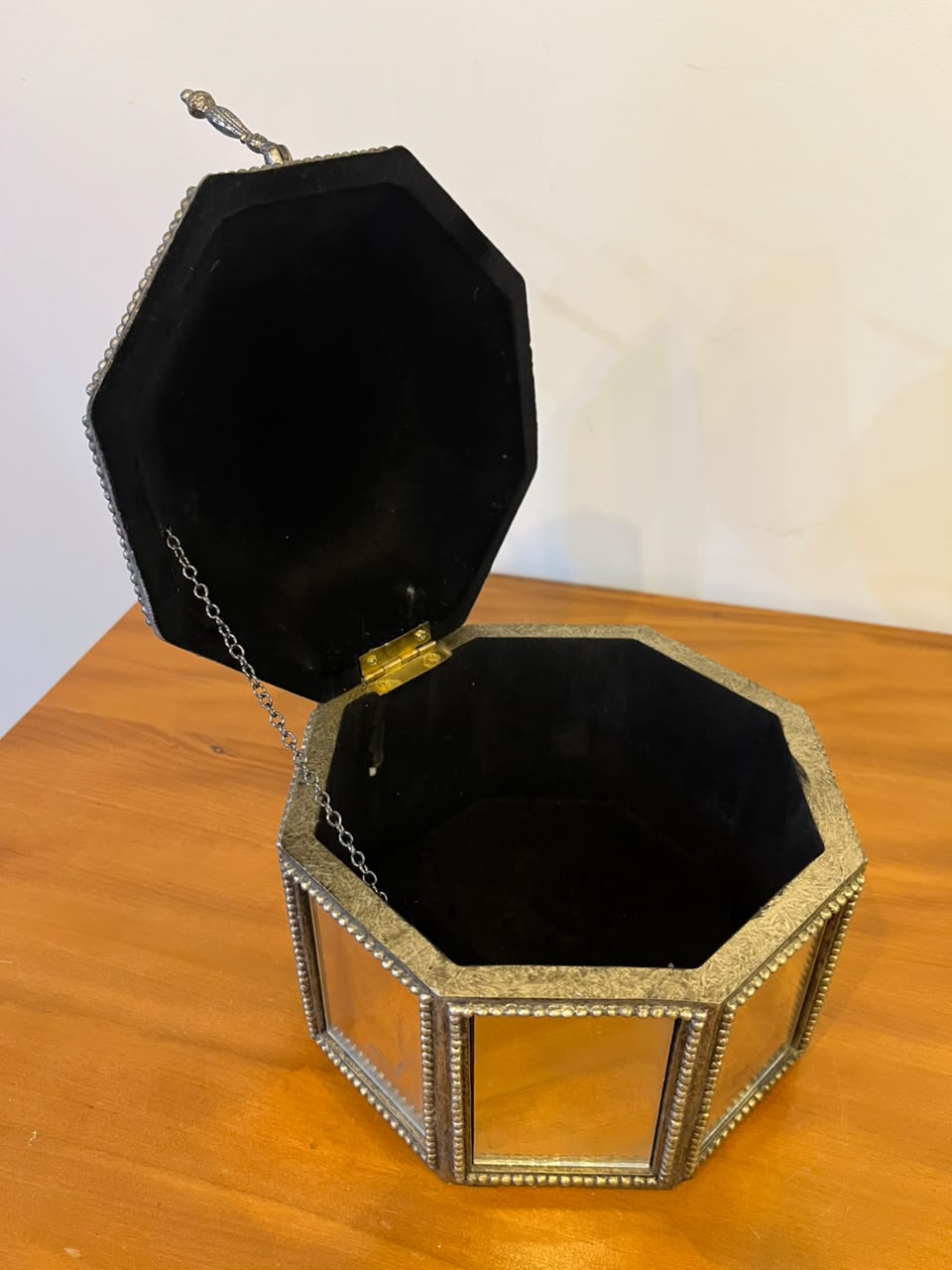 Caixa porta-joias oitavada em metal prateado e espelhos — 15 cm