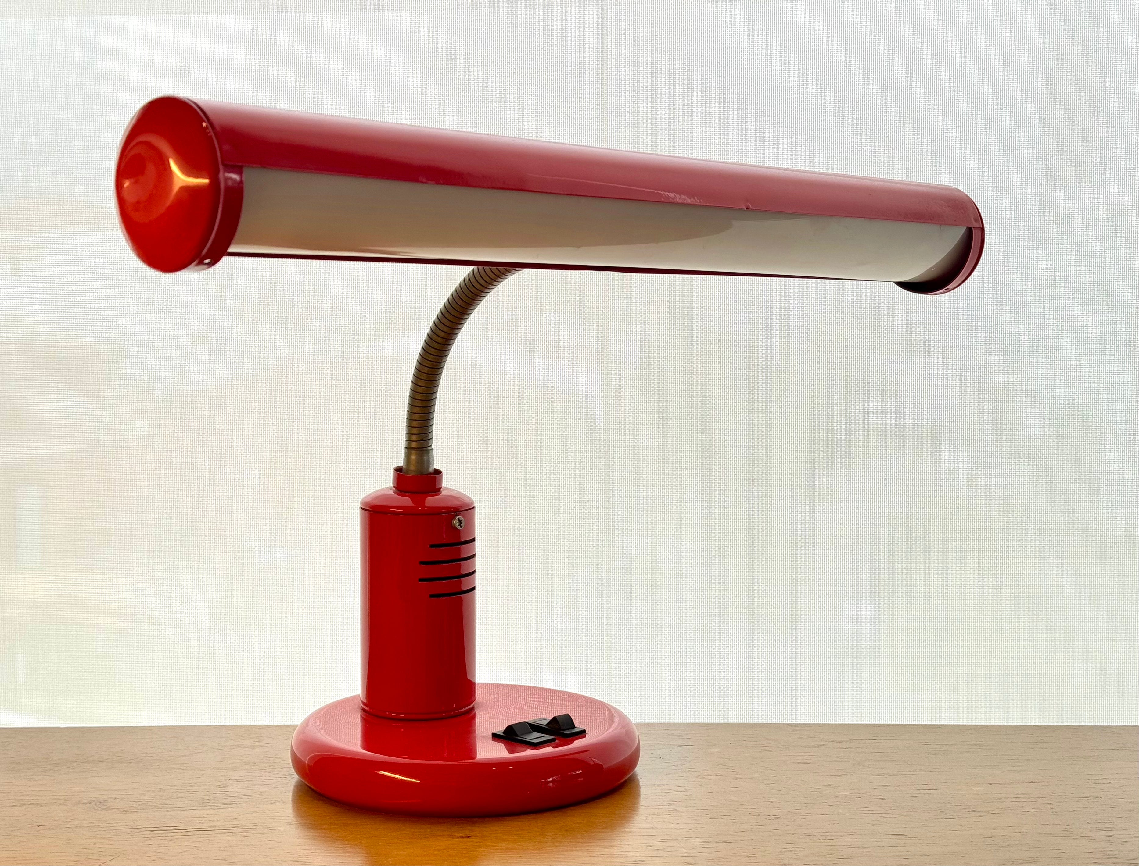 Luminária de mesa articulada vermelha 
