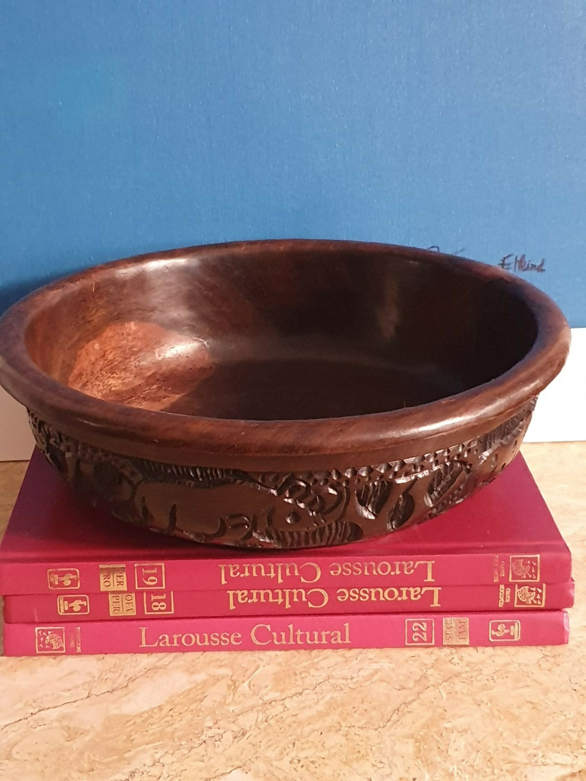 Maravilhosa fruteira em madeira de jacarandá africano, inteira talhada com animais selvagens.