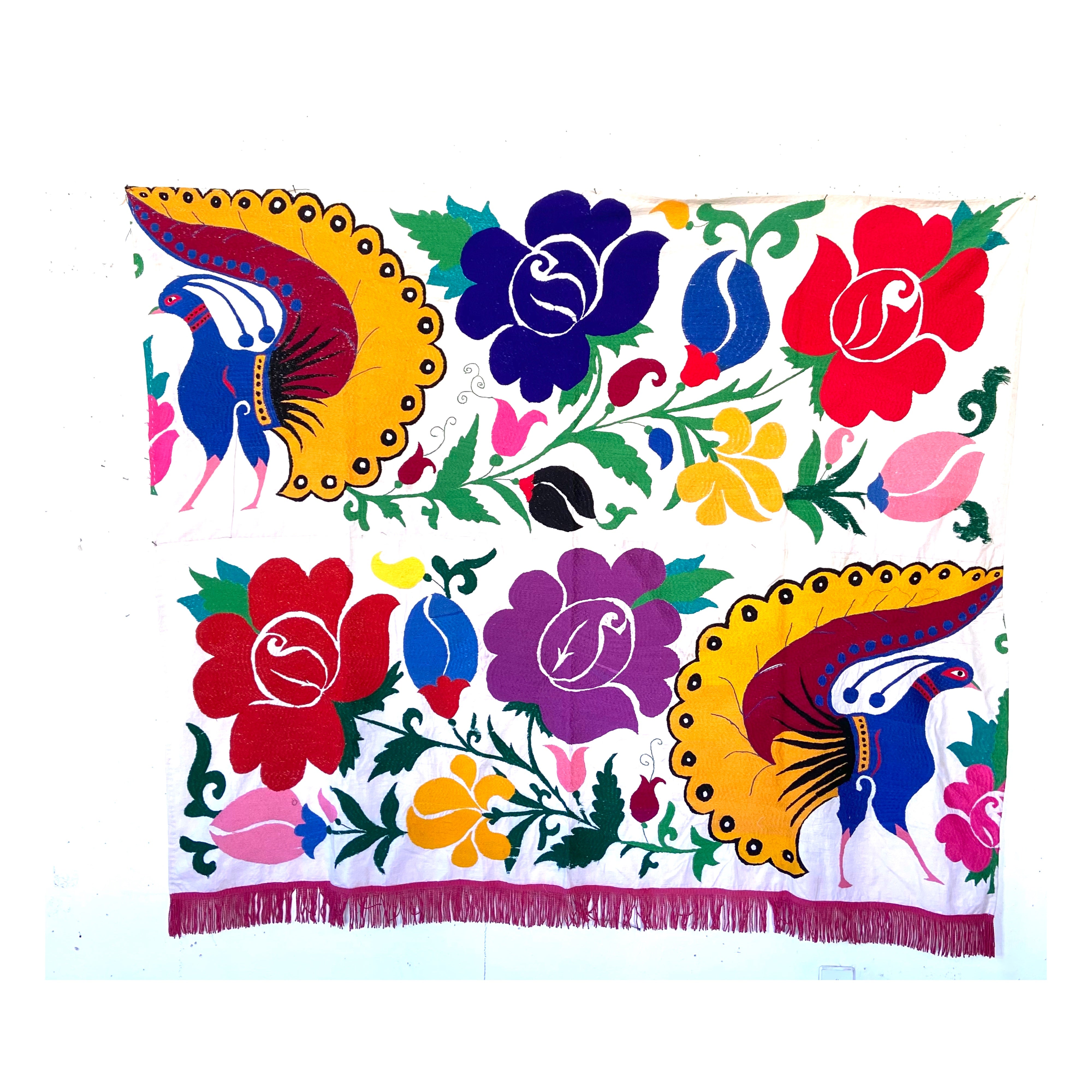Bordado Suzani fundo branco com flores e pássaros 